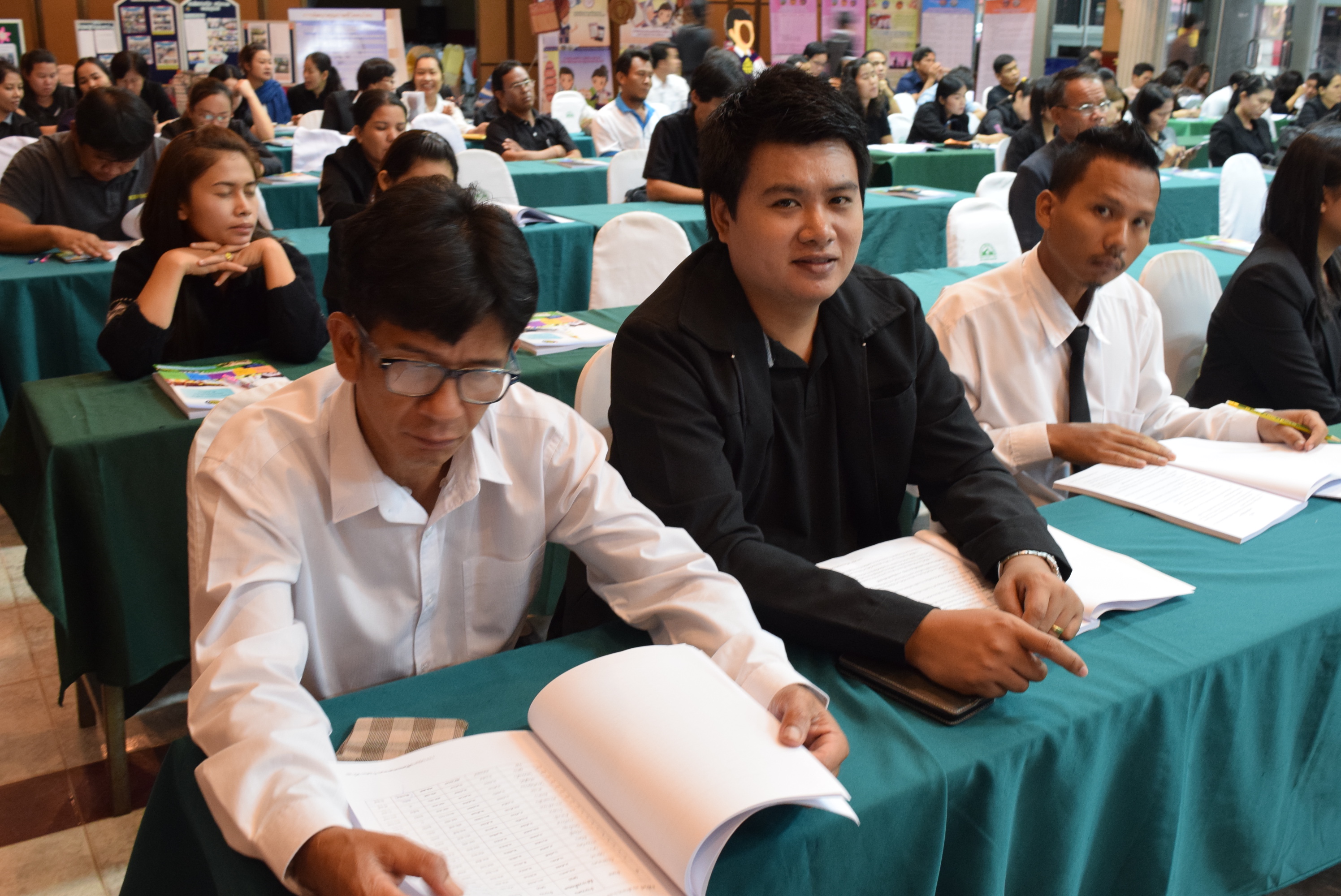 การนำเสนอผลการพัฒนาคุณภาพชีวิตของประชาชนระดับจังหวัดสกลนคร (จปฐ.) ประจำปี2560