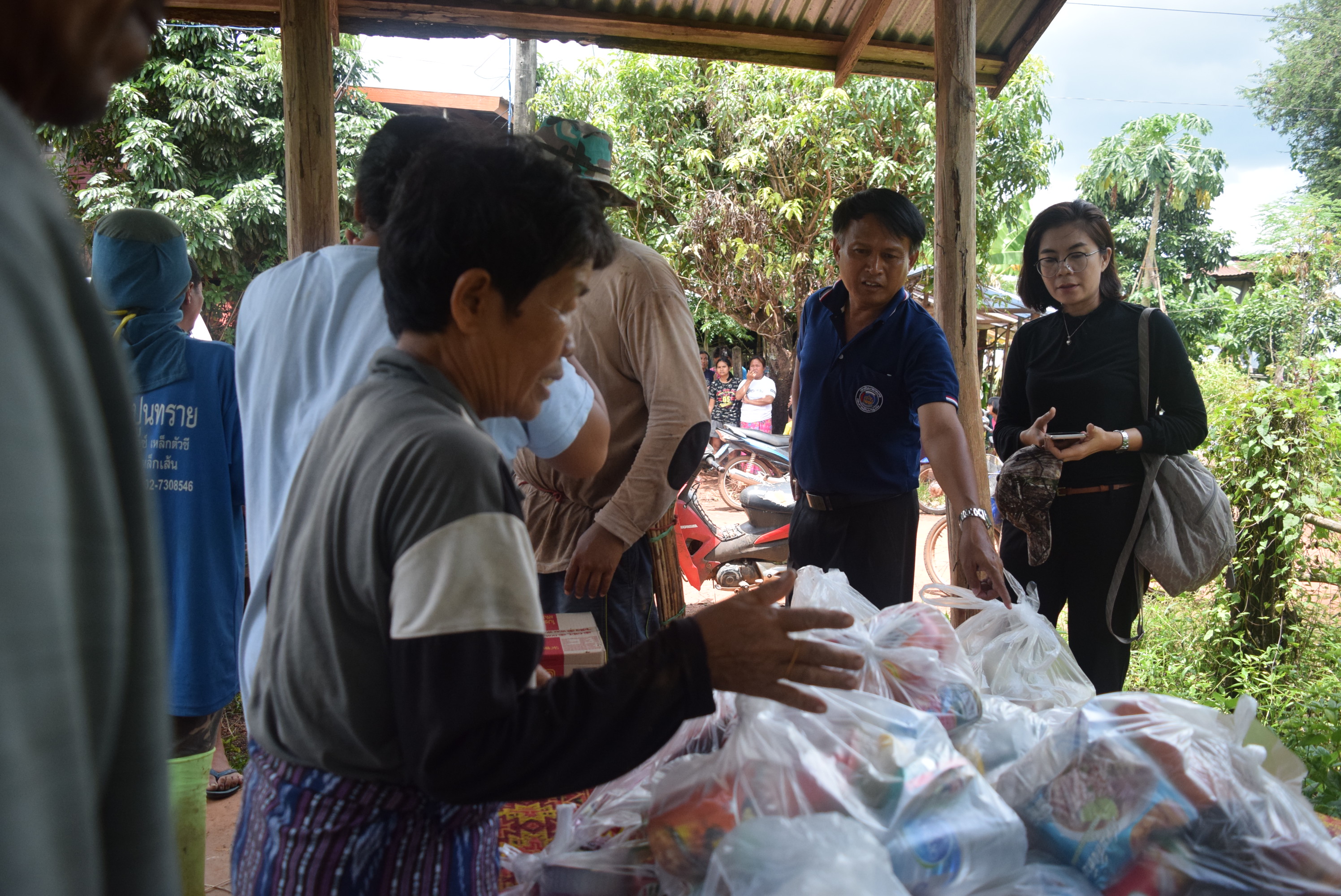 วันที่ 3 สิงหาคม 2560 สำนักงานพัฒนาชุมชนจังหวัดสกลนคร มอบของช่วยเหลือผู้ประสบภัย ณ อำเภออากาศอำนวย จังหวัดสกลนคร.