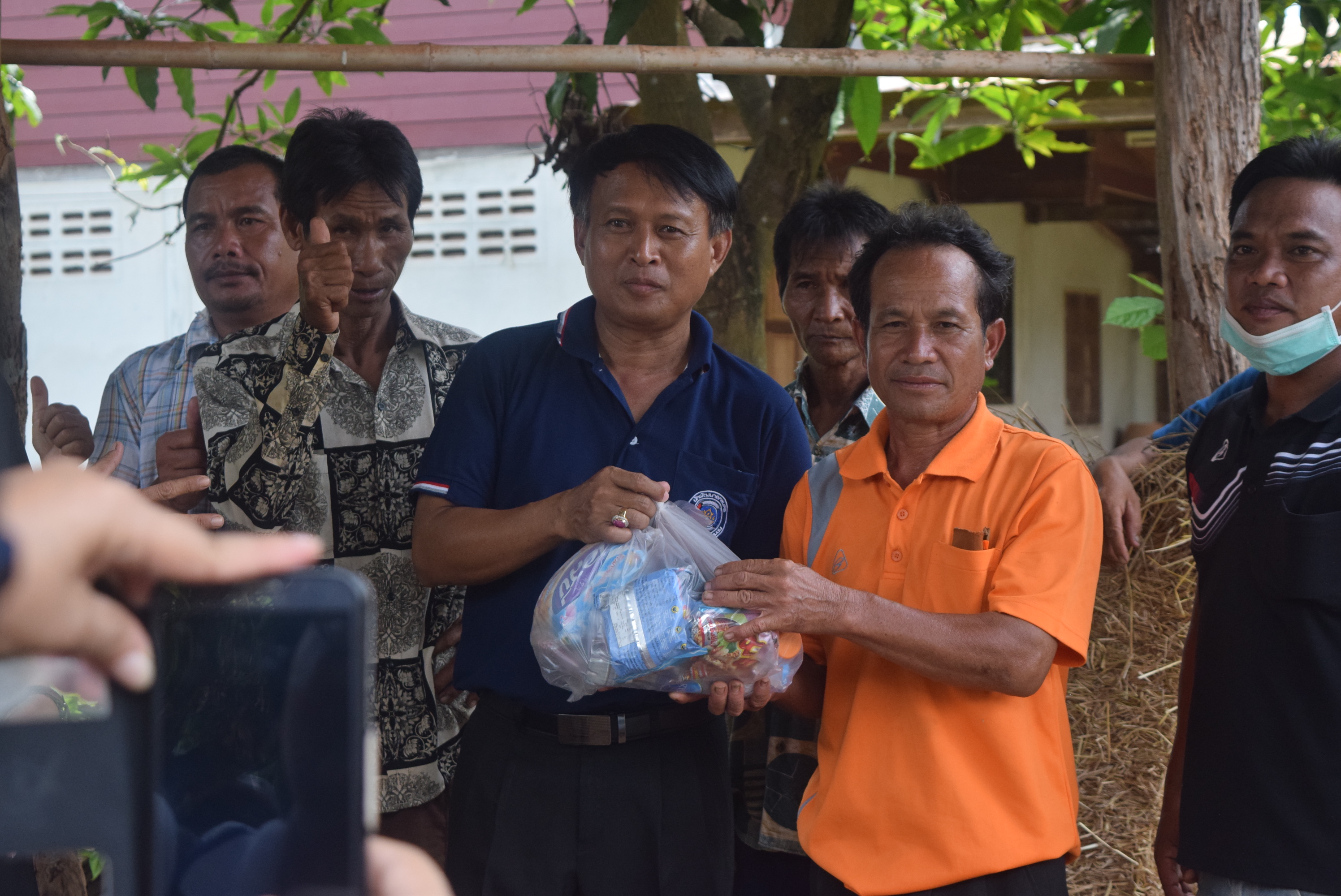 วันที่ 3 สิงหาคม 2560 สำนักงานพัฒนาชุมชนจังหวัดสกลนคร มอบของช่วยเหลือผู้ประสบภัย ณ อำเภออากาศอำนวย จังหวัดสกลนคร.