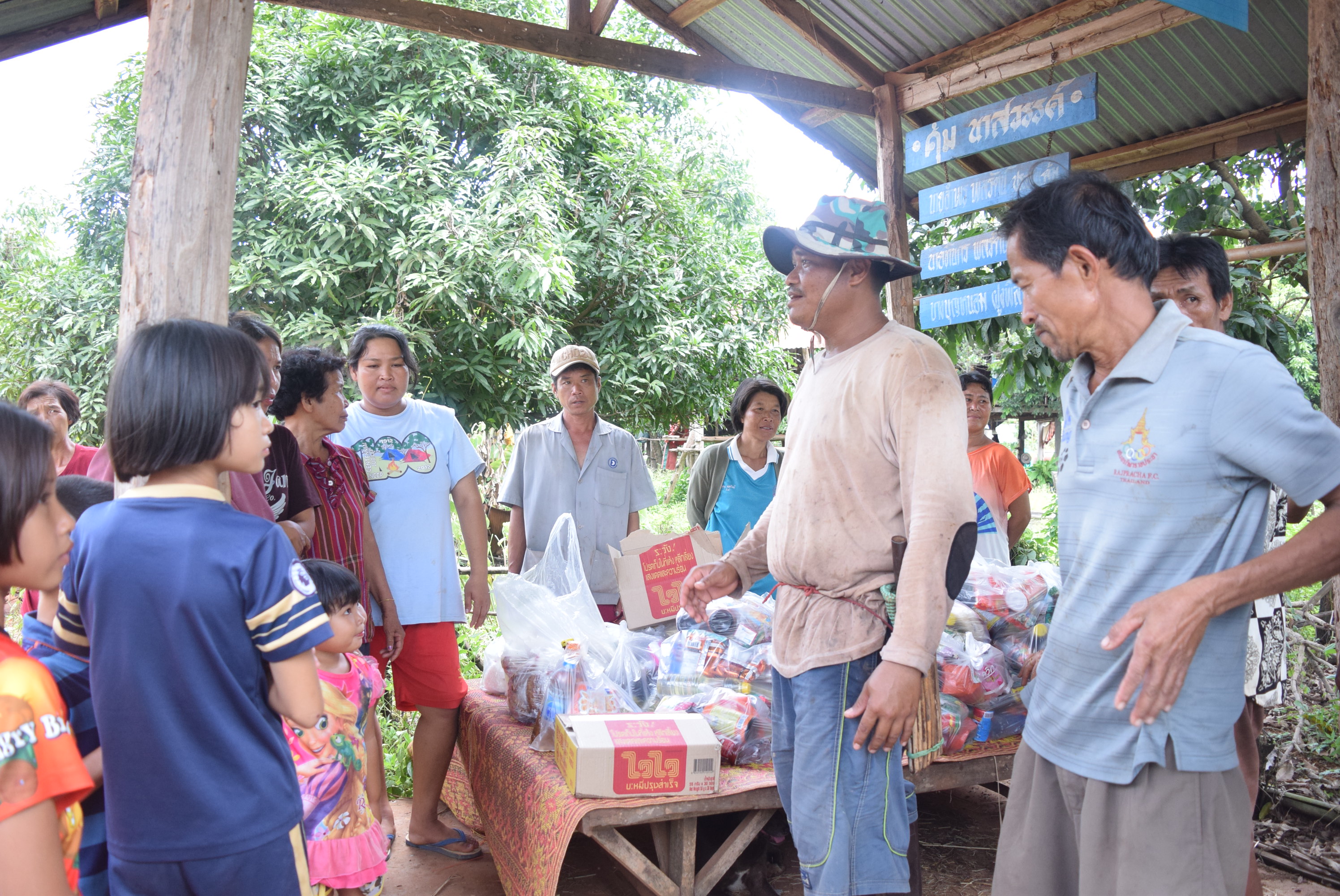 วันที่ 3 สิงหาคม 2560 สำนักงานพัฒนาชุมชนจังหวัดสกลนคร มอบของช่วยเหลือผู้ประสบภัย ณ อำเภออากาศอำนวย จังหวัดสกลนคร.