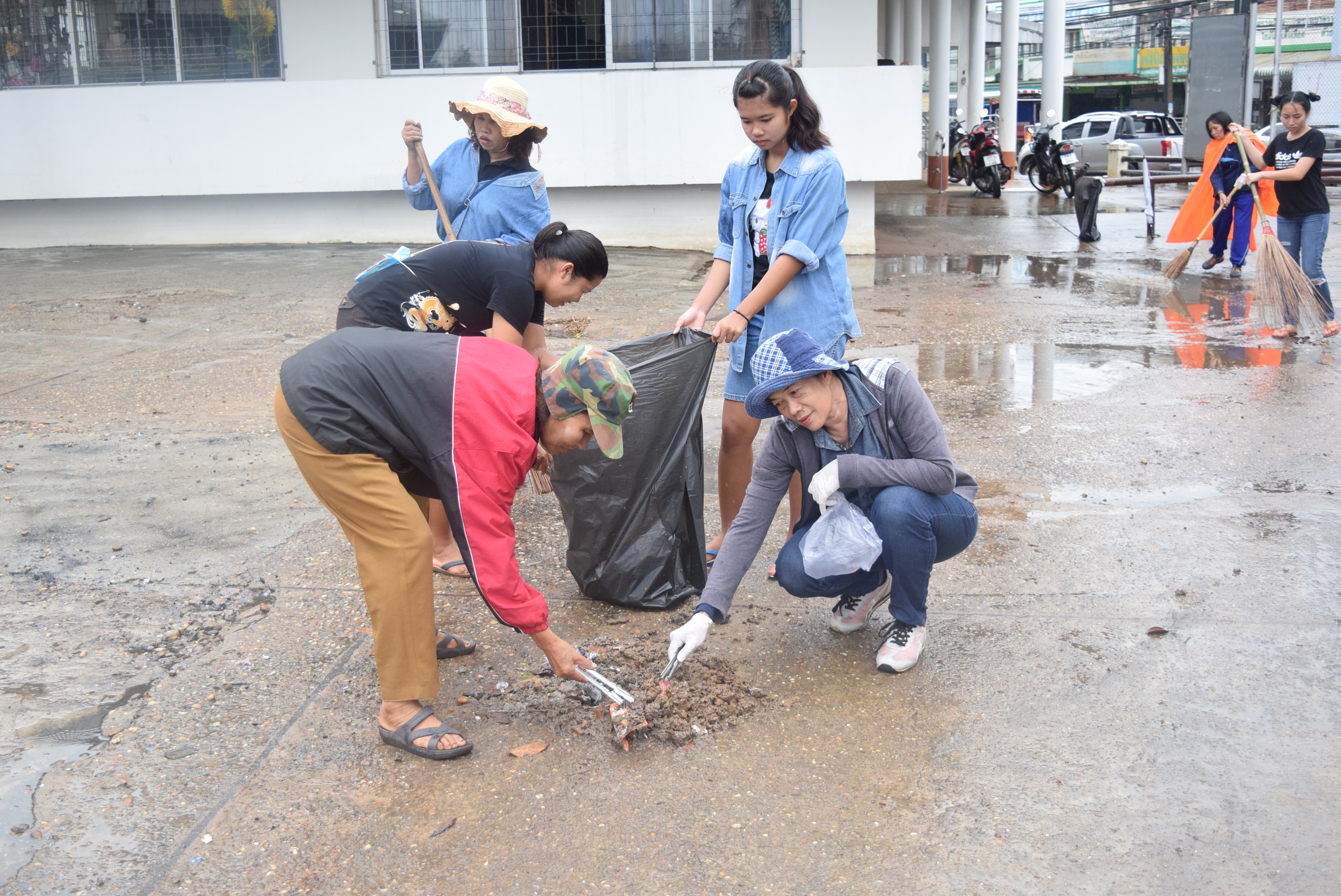 วันที่ 5 สิงหาคม 2560  กิจกรรม “ล้างบ้าน ย้อมเมือง Big Cleaning Day” จังหวัดสกลนคร