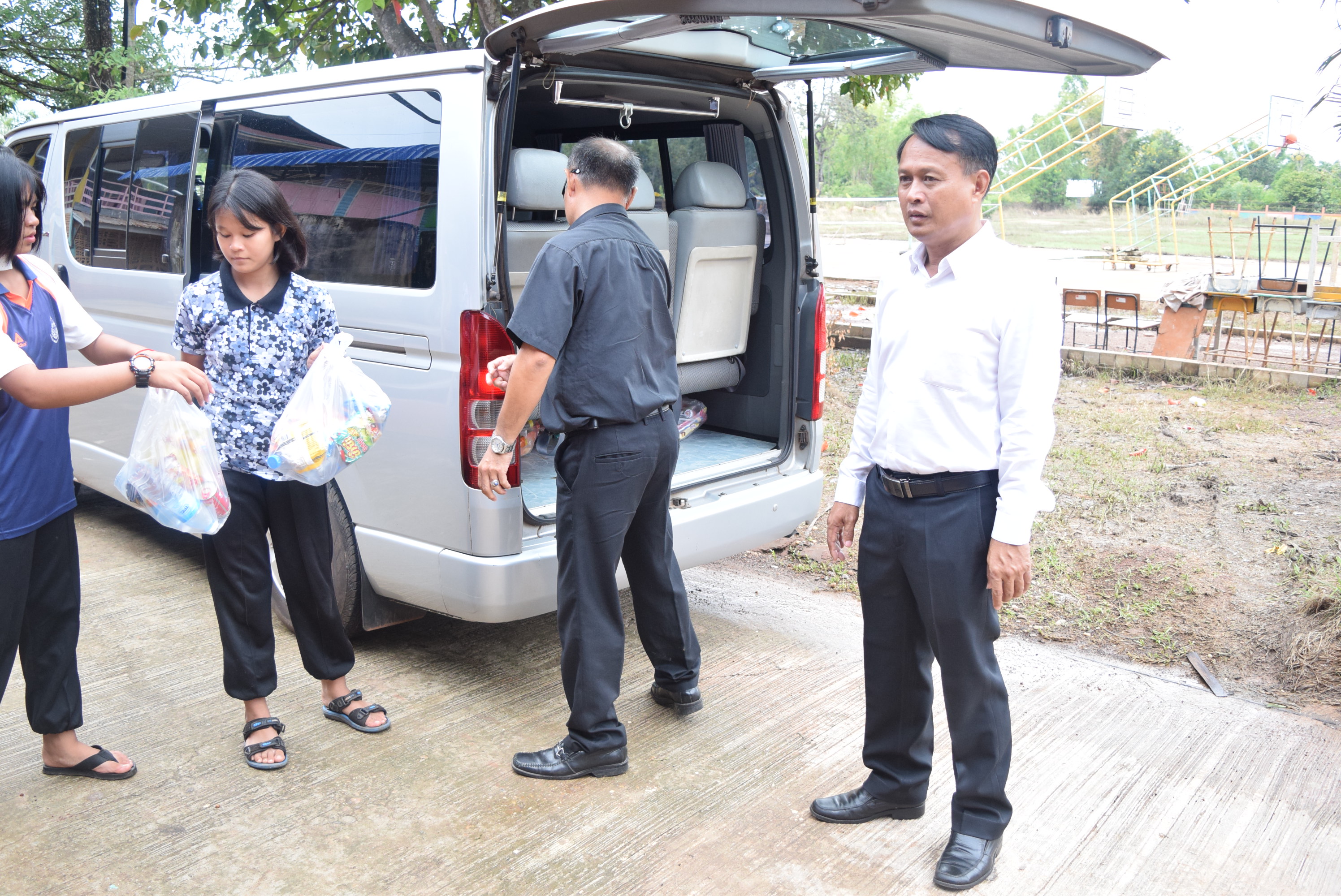 ตรวจเยี่ยมพร้อมบรรยายพิเศษ การน้อมนำพระราชกระแสสมเด็จพระเจ้าอยู่หัว ในการสืบสานพระราชปณิธานของพระบาทสมเด็จพระปรมินทรมหาภูมิพลอดุลยเดช รัชการที่ 9 เรื่องการศึกษาและการสร้างคนดีมีคุณธรรม ณ โรงเรียนบ้านดอนแคน (คุรุราษฎร์ผดุงวิทย์) บ้านดอนแคน ตำบลหนองลาด อำเภอเมืองสกลนคร