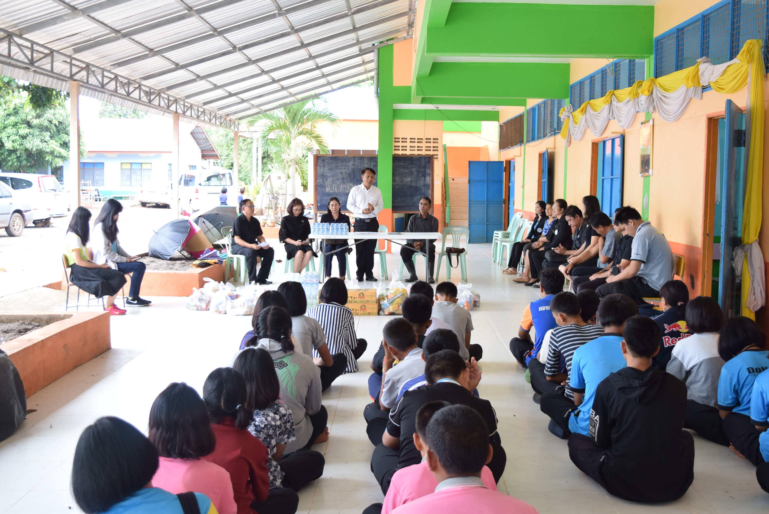 ตรวจเยี่ยมพร้อมบรรยายพิเศษ การน้อมนำพระราชกระแสสมเด็จพระเจ้าอยู่หัว ในการสืบสานพระราชปณิธานของพระบาทสมเด็จพระปรมินทรมหาภูมิพลอดุลยเดช รัชการที่ 9 เรื่องการศึกษาและการสร้างคนดีมีคุณธรรม ณ โรงเรียนบ้านดอนแคน (คุรุราษฎร์ผดุงวิทย์) บ้านดอนแคน ตำบลหนองลาด อำเภอเมืองสกลนคร