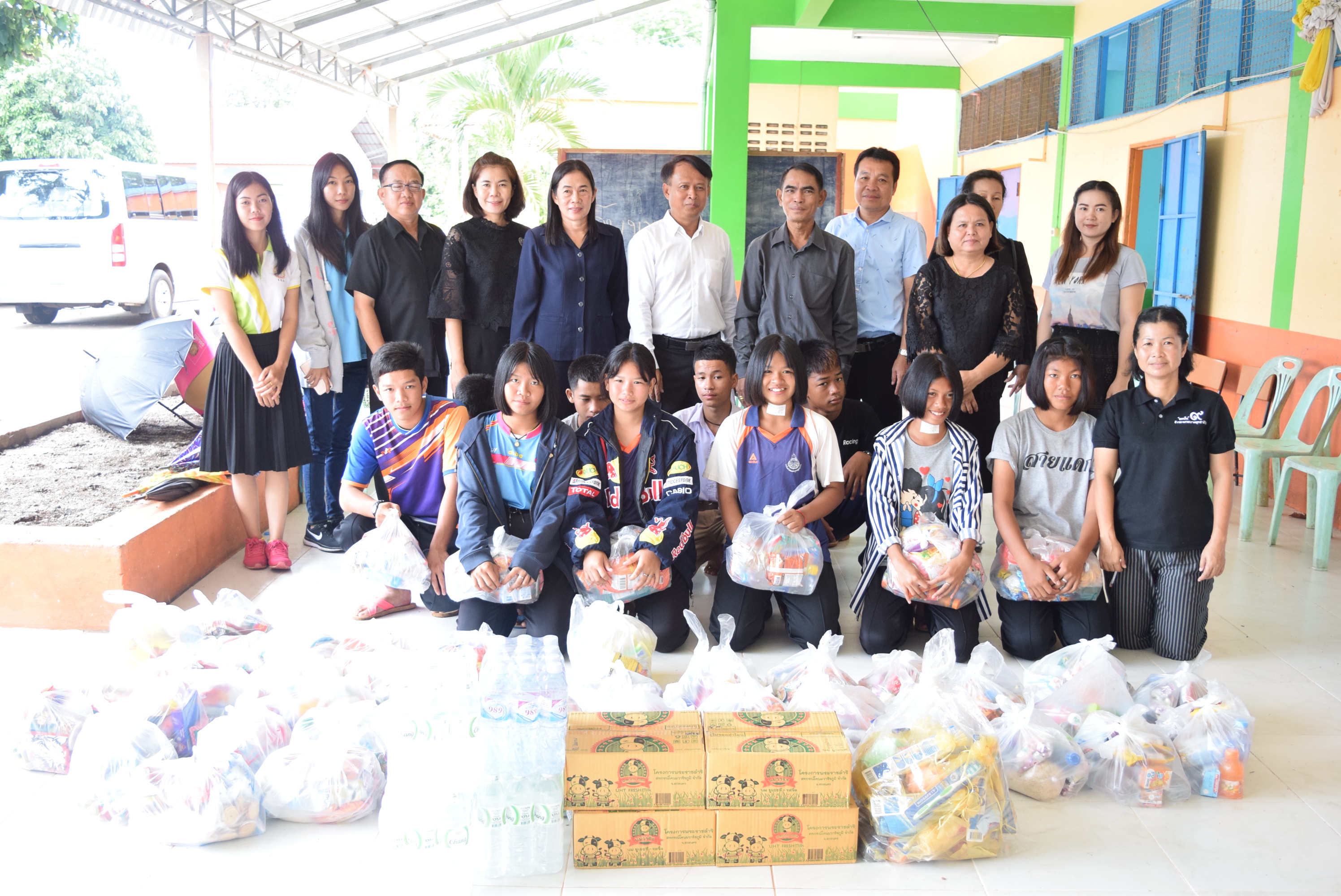 ตรวจเยี่ยมพร้อมบรรยายพิเศษ การน้อมนำพระราชกระแสสมเด็จพระเจ้าอยู่หัว ในการสืบสานพระราชปณิธานของพระบาทสมเด็จพระปรมินทรมหาภูมิพลอดุลยเดช รัชการที่ 9 เรื่องการศึกษาและการสร้างคนดีมีคุณธรรม ณ โรงเรียนบ้านดอนแคน (คุรุราษฎร์ผดุงวิทย์) บ้านดอนแคน ตำบลหนองลาด อำเภอเมืองสกลนคร