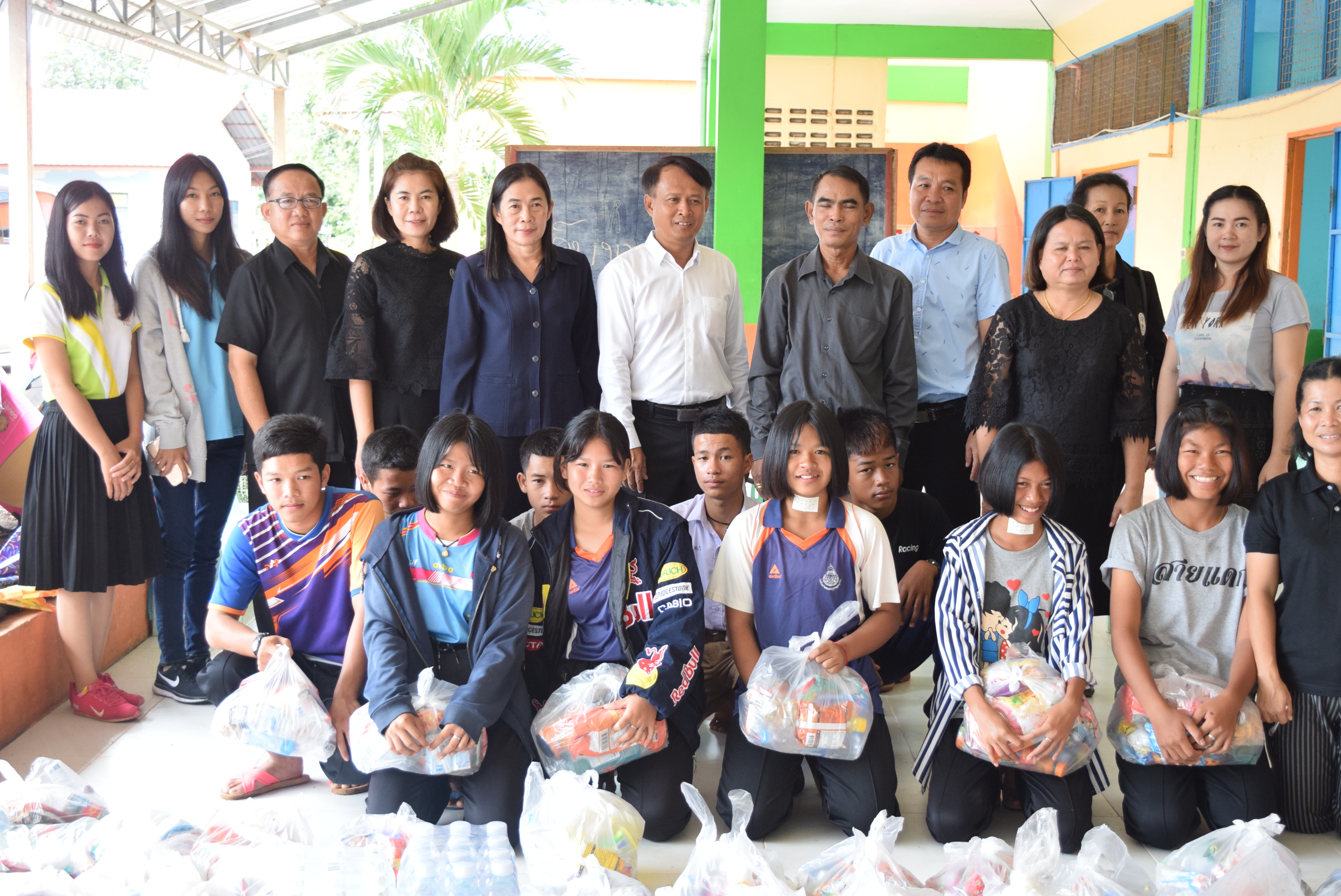 ตรวจเยี่ยมพร้อมบรรยายพิเศษ การน้อมนำพระราชกระแสสมเด็จพระเจ้าอยู่หัว ในการสืบสานพระราชปณิธานของพระบาทสมเด็จพระปรมินทรมหาภูมิพลอดุลยเดช รัชการที่ 9 เรื่องการศึกษาและการสร้างคนดีมีคุณธรรม ณ โรงเรียนบ้านดอนแคน (คุรุราษฎร์ผดุงวิทย์) บ้านดอนแคน ตำบลหนองลาด อำเภอเมืองสกลนคร