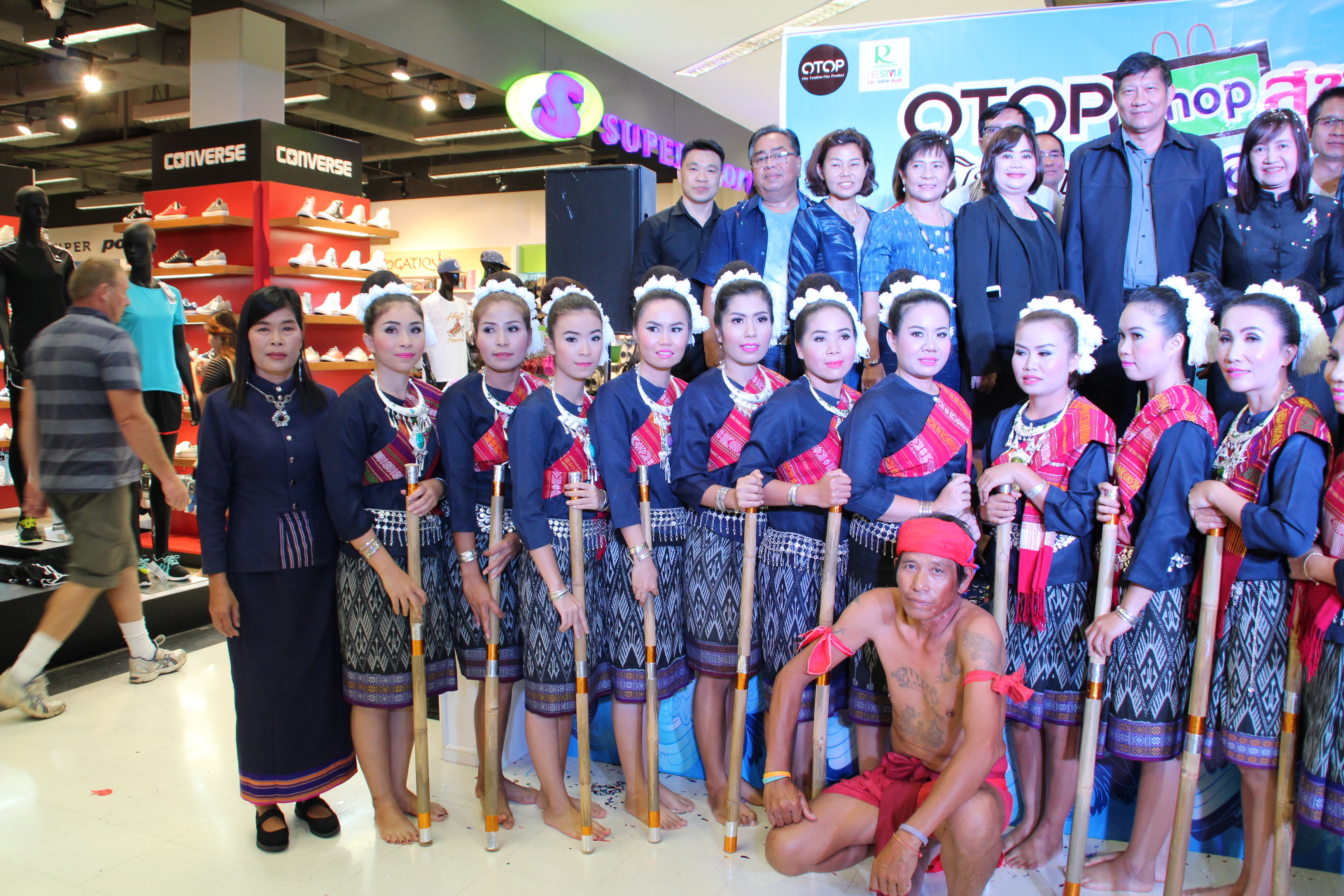 เปิด  งาน OTOP SHOP สุขใจ ภูมิปัญญาไทย@สกลนคร วันที่ 10-14 สิงหาคม 2560 ณ ห้างสรรพสินค้าโรบินสัน สาขาสกลนคร