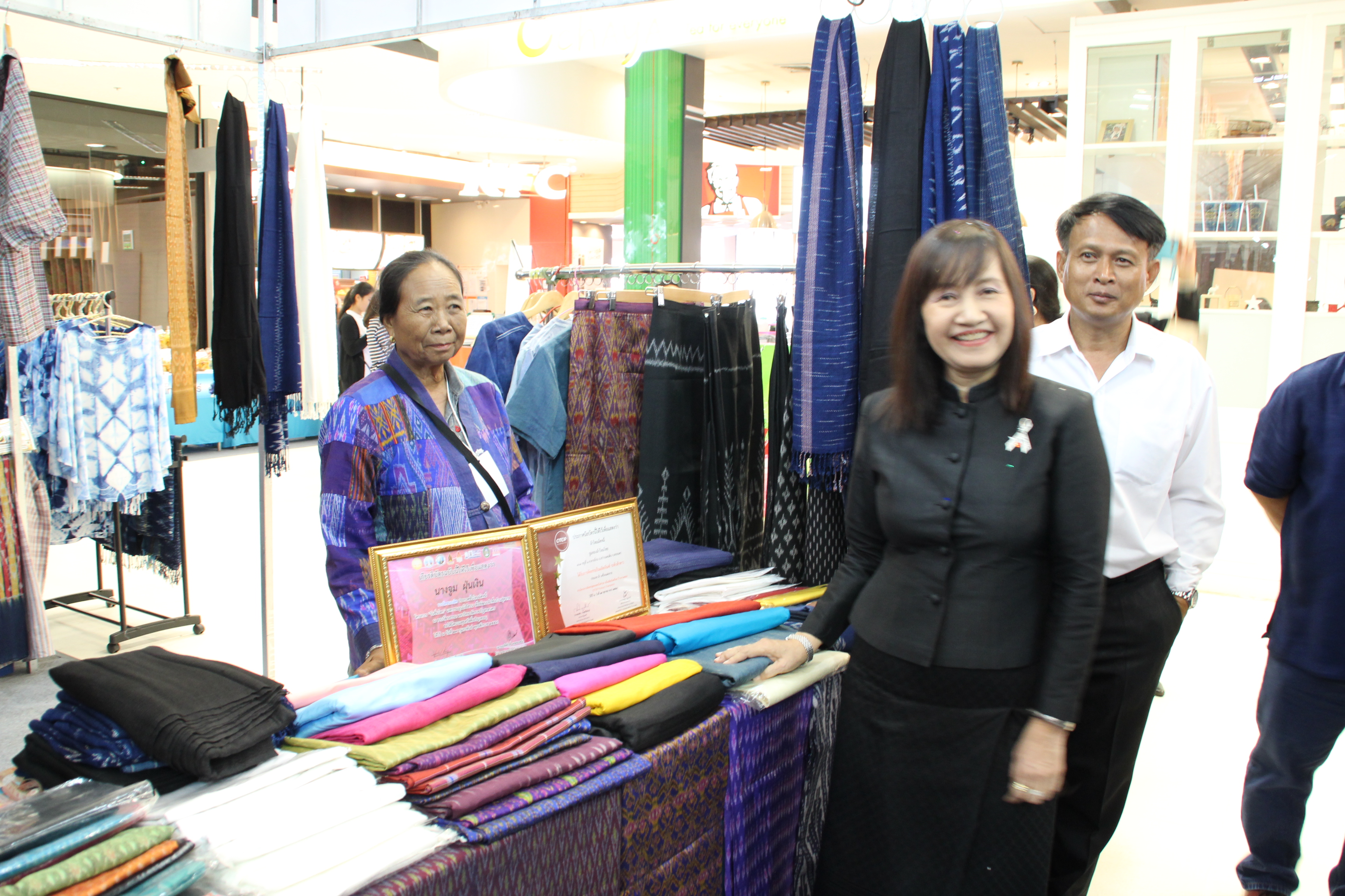 เปิด  งาน OTOP SHOP สุขใจ ภูมิปัญญาไทย@สกลนคร วันที่ 10-14 สิงหาคม 2560 ณ ห้างสรรพสินค้าโรบินสัน สาขาสกลนคร