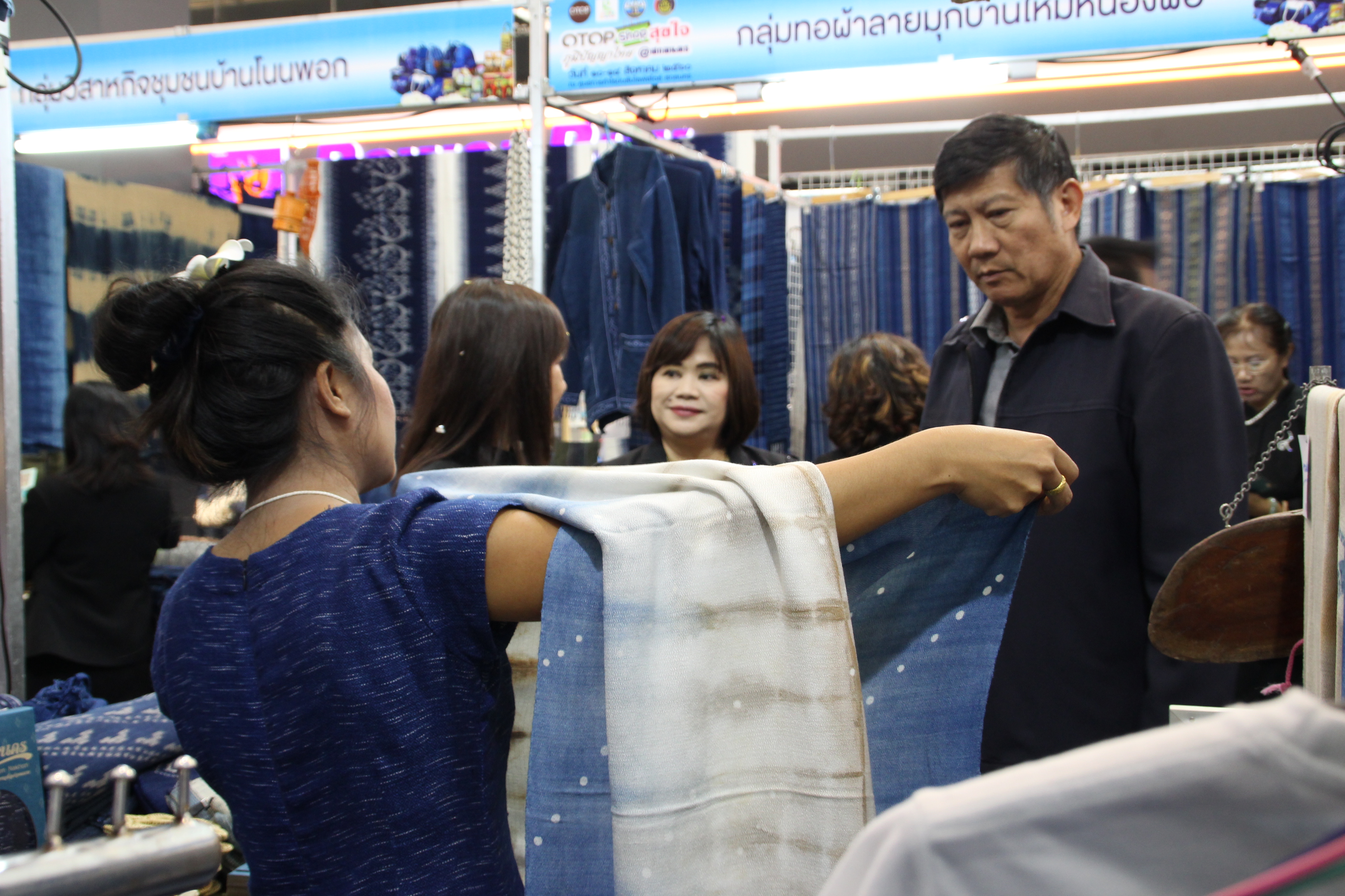 เปิด  งาน OTOP SHOP สุขใจ ภูมิปัญญาไทย@สกลนคร วันที่ 10-14 สิงหาคม 2560 ณ ห้างสรรพสินค้าโรบินสัน สาขาสกลนคร