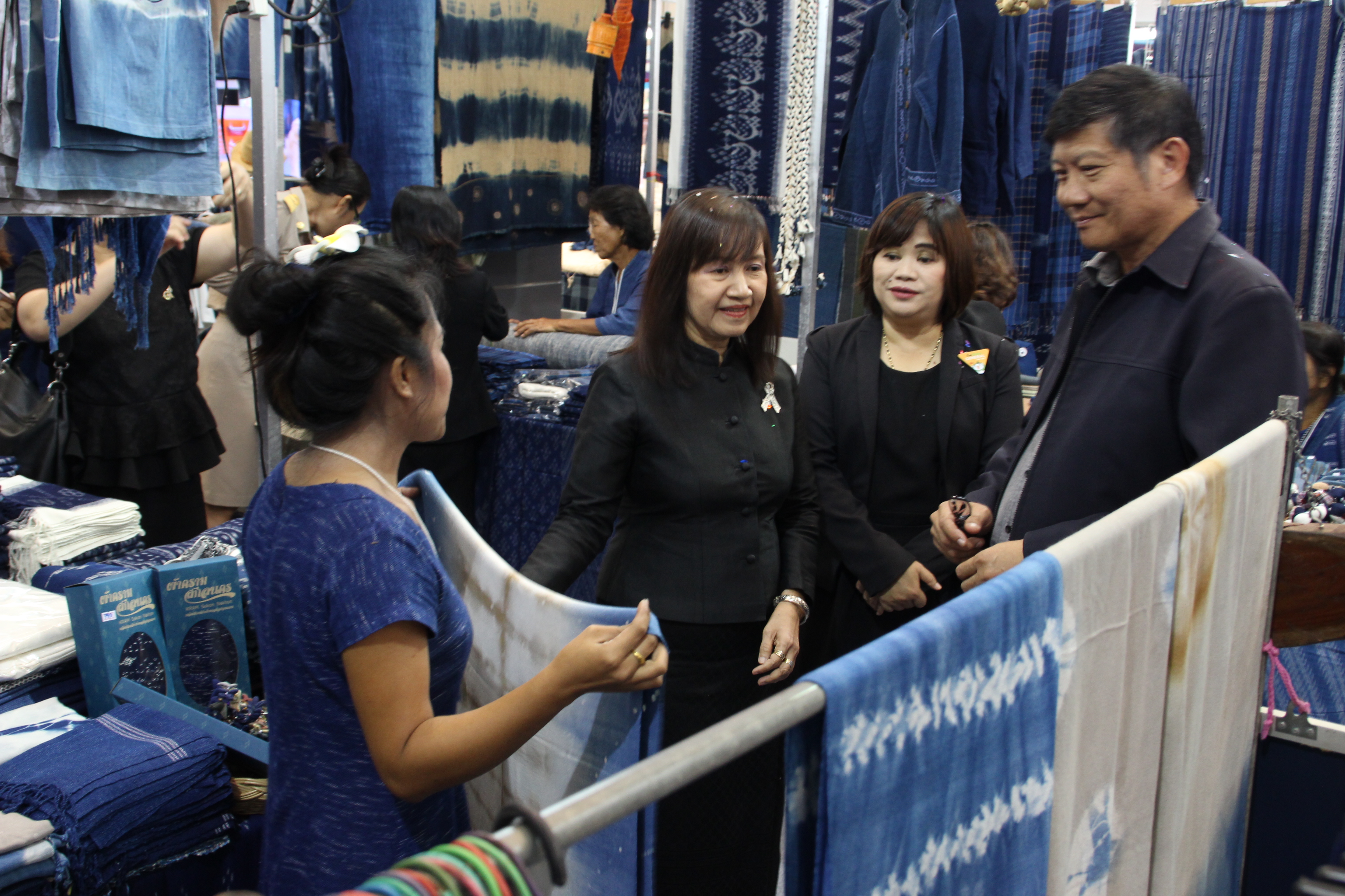 เปิด  งาน OTOP SHOP สุขใจ ภูมิปัญญาไทย@สกลนคร วันที่ 10-14 สิงหาคม 2560 ณ ห้างสรรพสินค้าโรบินสัน สาขาสกลนคร