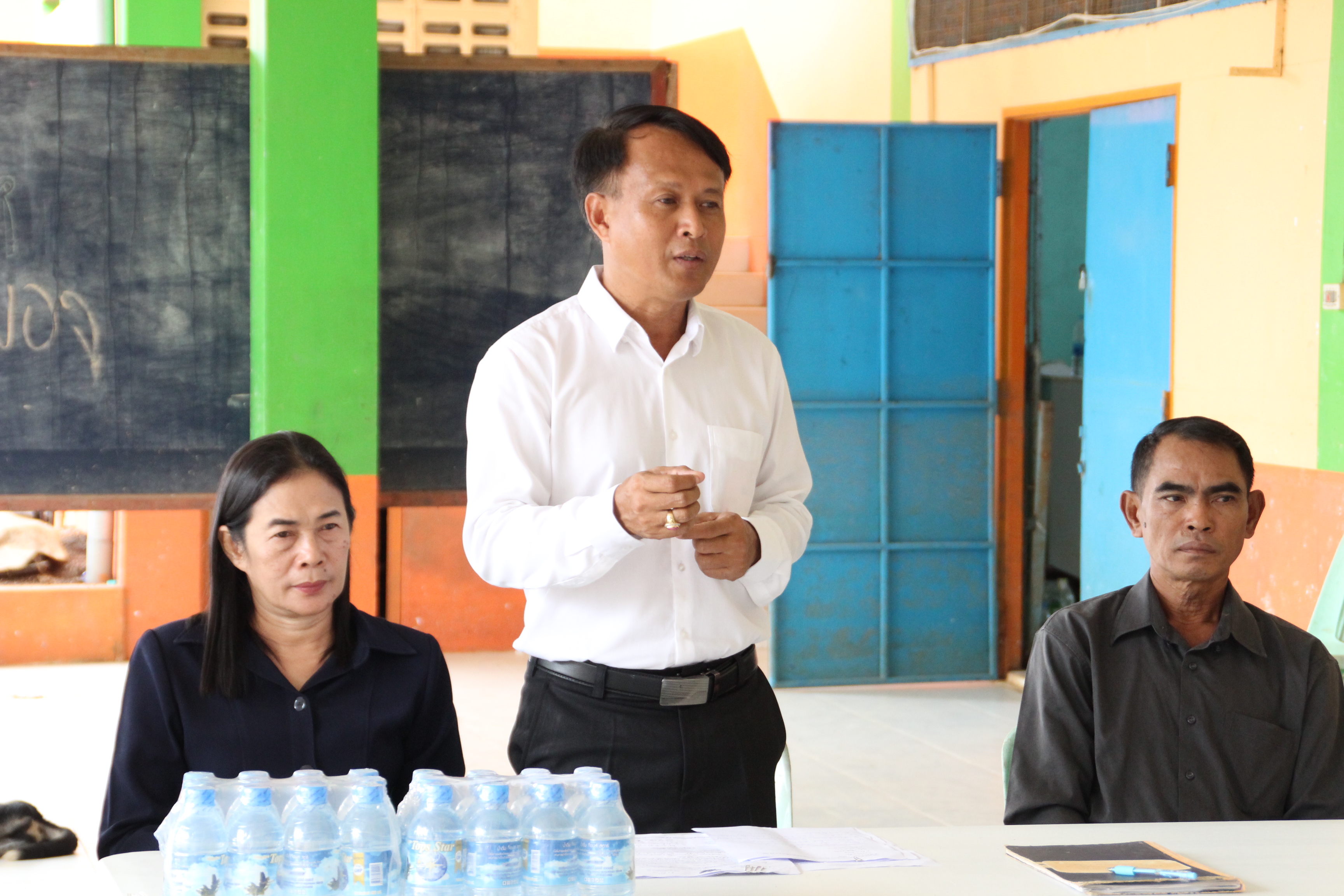 ตรวจเยี่ยมพร้อมบรรยายพิเศษ การน้อมนำพระราชกระแสสมเด็จพระเจ้าอยู่หัว ในการสืบสานพระราชปณิธานของพระบาทสมเด็จพระปรมินทรมหาภูมิพลอดุลยเดช รัชการที่ 9 เรื่องการศึกษาและการสร้างคนดีมีคุณธรรม ณ โรงเรียนบ้านดอนแคน (คุรุราษฎร์ผดุงวิทย์) บ้านดอนแคน ตำบลหนองลาด อำเภอเมืองสกลนคร