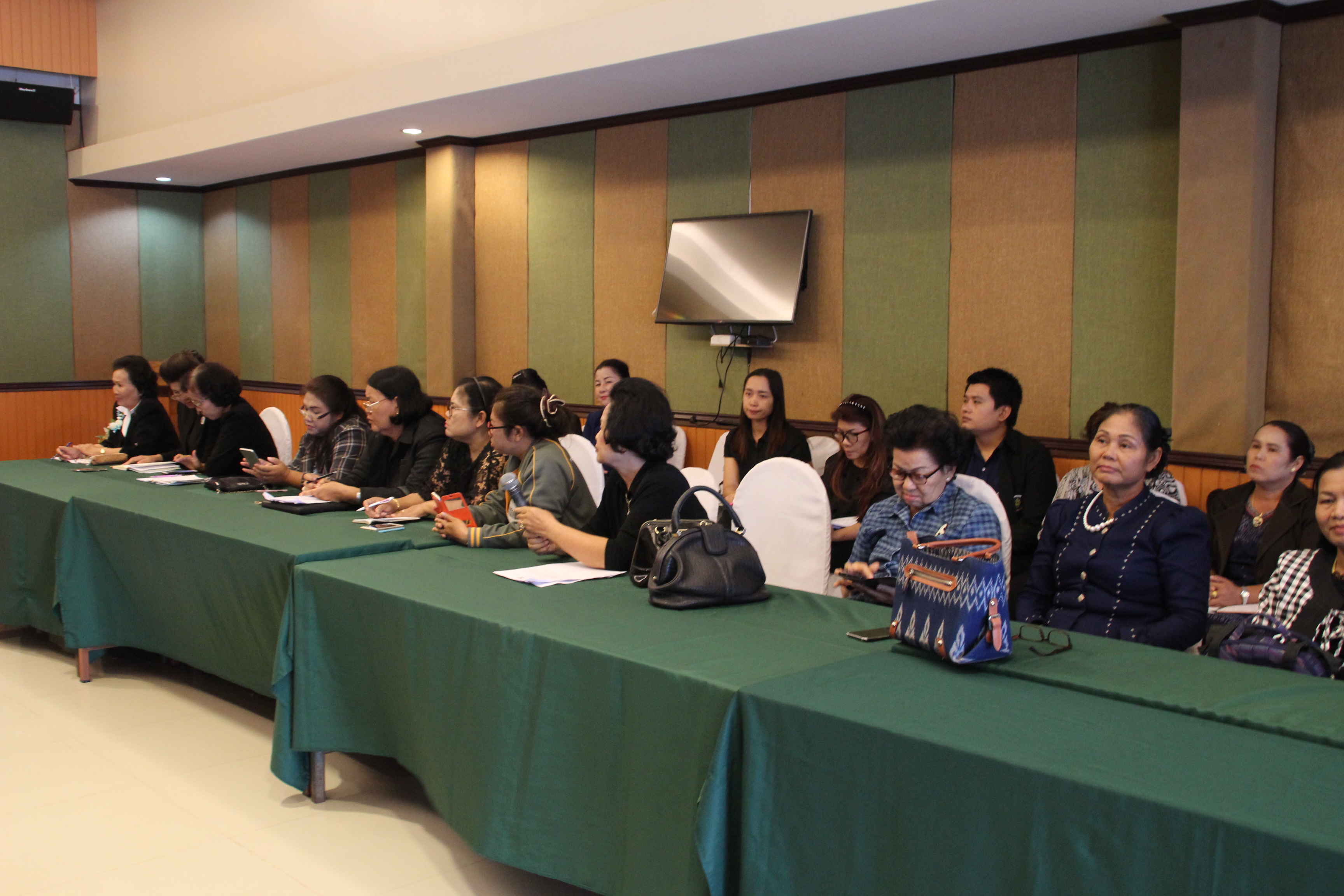 การประชุมคณะกรรมการพัฒนาสตรีจังหวัด เพื่อคัดเลือกคณะกรรมการบริหาร และเตรียมความพร้อมในการจัดเตรียมสถานที่จัดกิจกรรมและนิทรรศการเทิดพระเกียรติในงาน “รวมพลังสตรีไทสกล เทิดไท้องค์ราชินี