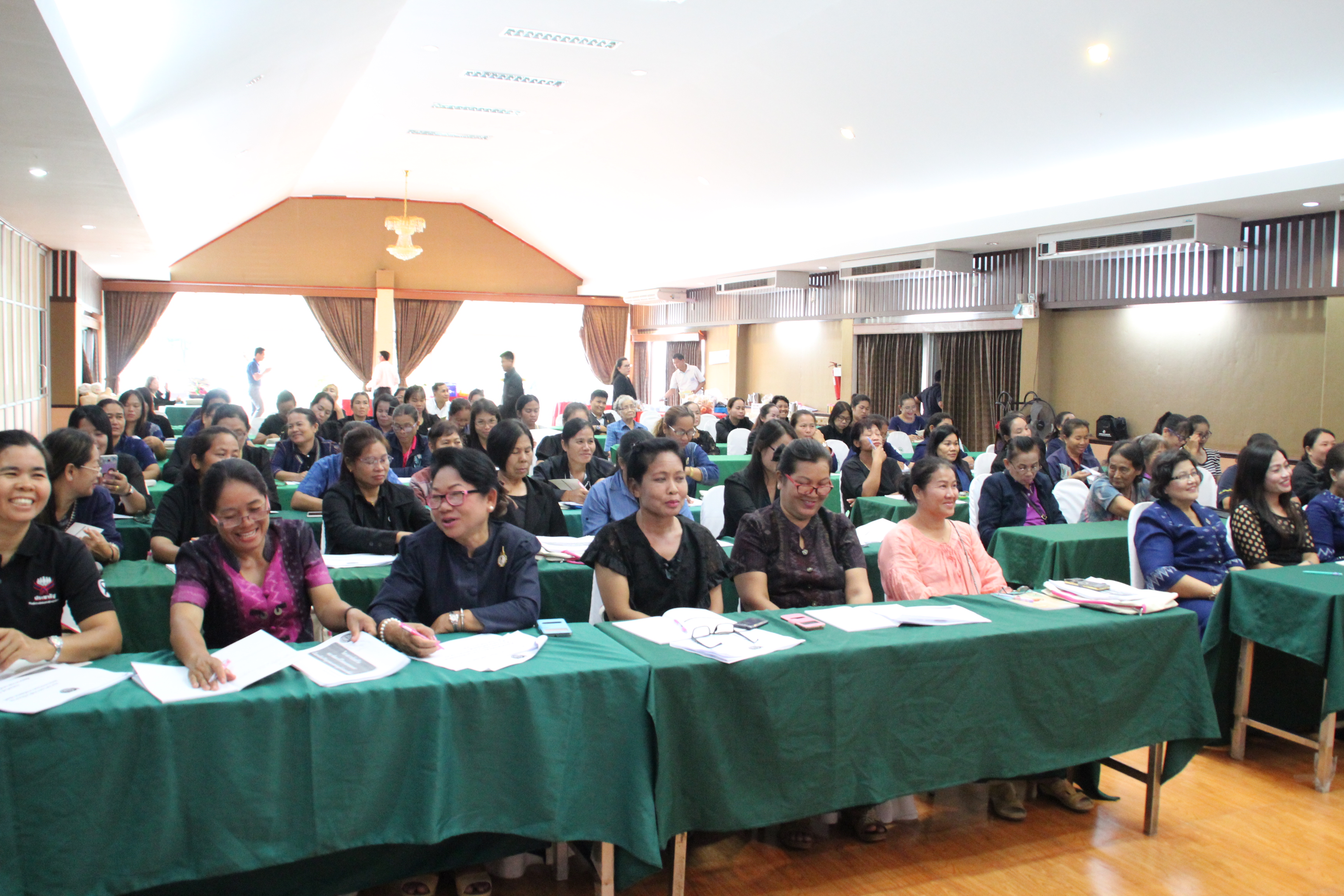 การฝึกอบรม โครงการส่งเสริมและพัฒนาชีวิตคนสกลนครตามหลักปรัชญาของเศรษฐกิจพอเพียง กิจกรรมที่2 อบรมเพิ่มประสิทธิภาพคณะกรรมการพัฒนาสตรีระดับอำเภอและพัฒนากร
