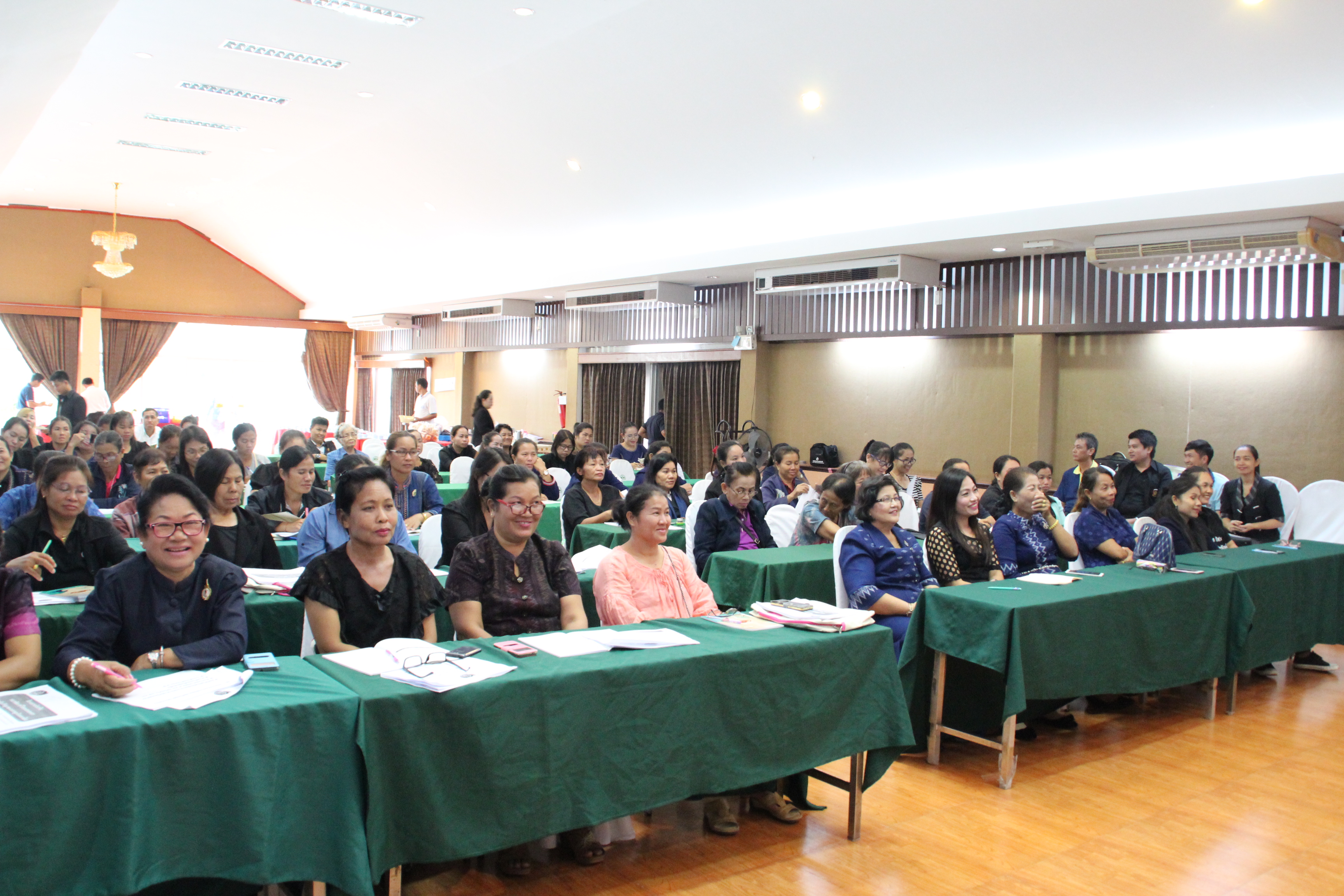 การฝึกอบรม โครงการส่งเสริมและพัฒนาชีวิตคนสกลนครตามหลักปรัชญาของเศรษฐกิจพอเพียง กิจกรรมที่2 อบรมเพิ่มประสิทธิภาพคณะกรรมการพัฒนาสตรีระดับอำเภอและพัฒนากร