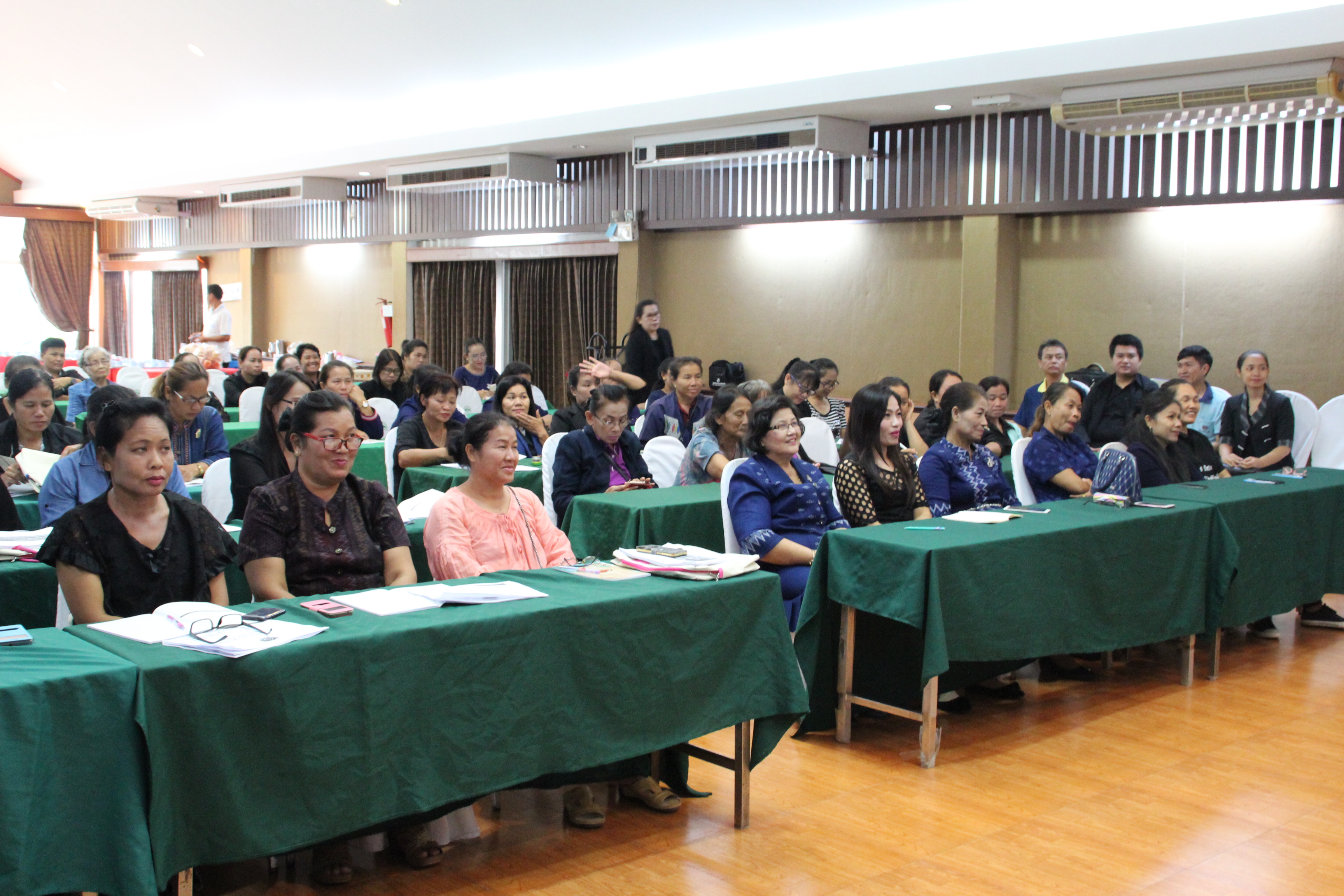 การฝึกอบรม โครงการส่งเสริมและพัฒนาชีวิตคนสกลนครตามหลักปรัชญาของเศรษฐกิจพอเพียง กิจกรรมที่2 อบรมเพิ่มประสิทธิภาพคณะกรรมการพัฒนาสตรีระดับอำเภอและพัฒนากร