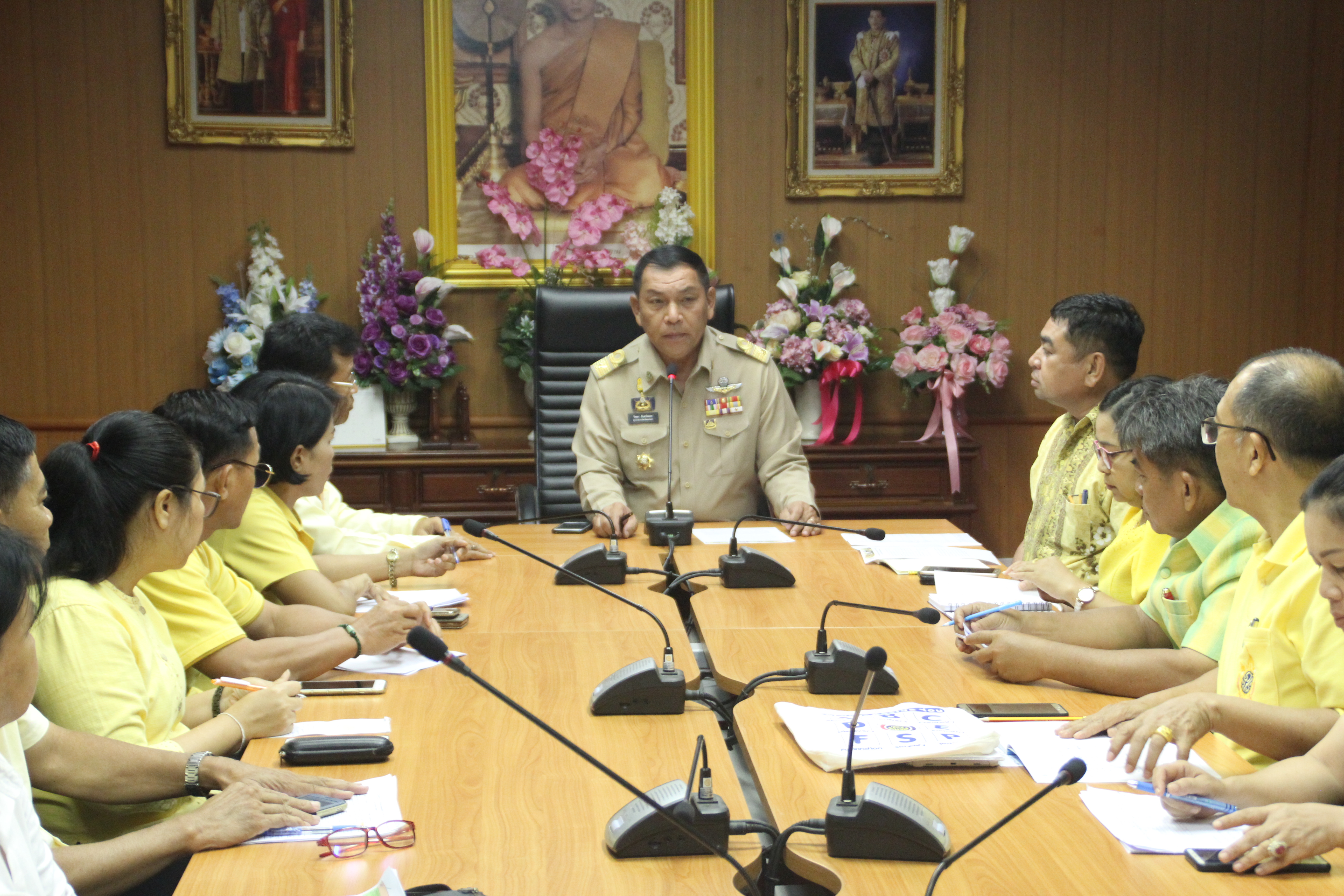 วันที่ 15 พฤษภาคม 2562 เวลา 12.30 น. นายวิทยา จันทร์ฉลอง ผู้ว่าราชการจังหวัดสกลนคร เป็นประธานการประชุมและมอบใบรับรองมาตรฐานผลิตภัณฑ์ชุมชนจังหวัดสกลนคร สำหรับกลุ่มผู้ผลิต/ผู้ประกอบการ OTOP จำนวน 102 ราย เพื่อสนับสนุนแก่กลุ่มในการนำผลิตภัณฑ์เข้าร่วม โครงการคัดสรร OTOP ประจำปี 2562 โดยมี นายวัชระ ธรรมปัญญาสกุล หัวหน้ากลุ่มงานส่งเสริมการพัฒนาชุมชน รักษาราชการแทนพัฒนาการจังหวัดสกลนคร และพัฒนาการอำเภอ เข้าร่วมการประชุมและและมอบใบรับรองมาตรฐานผลิตภัณฑ์ชุมชนจังหวัดสกลนคร ณ ห้องประชุมผู้ว่าราชการจังหวัดสกลนคร ศาลากลางจังหวัดสกลนคร
