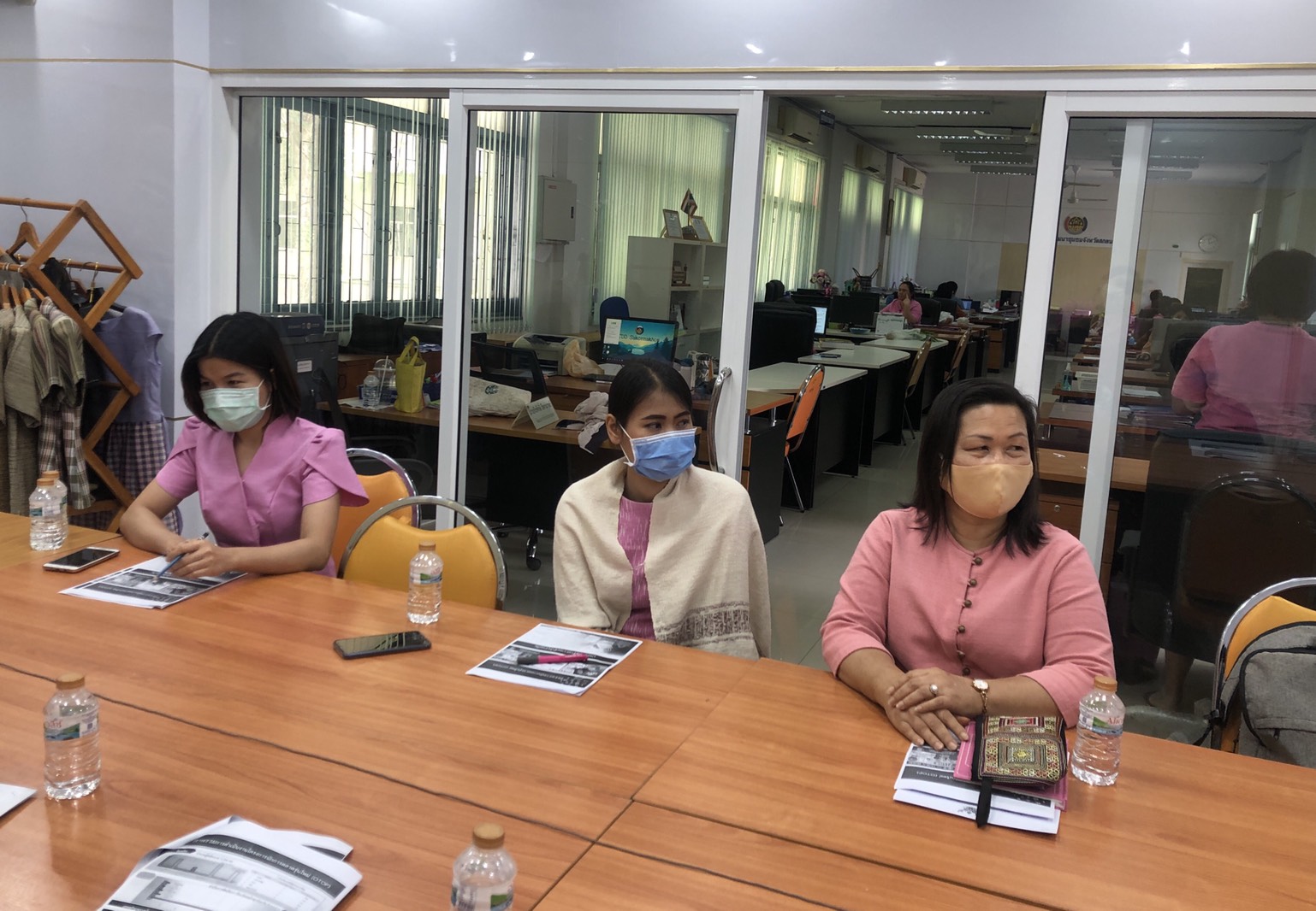 พช.สกลนคร ร่วมประชุมชี้แจงการดำเนินงานโครงการส่งเสริมนักการตลาดรุ่นใหม่ (OTOP) ผ่านระบบวีดิทัศน์ทางไกล (Video Conference)