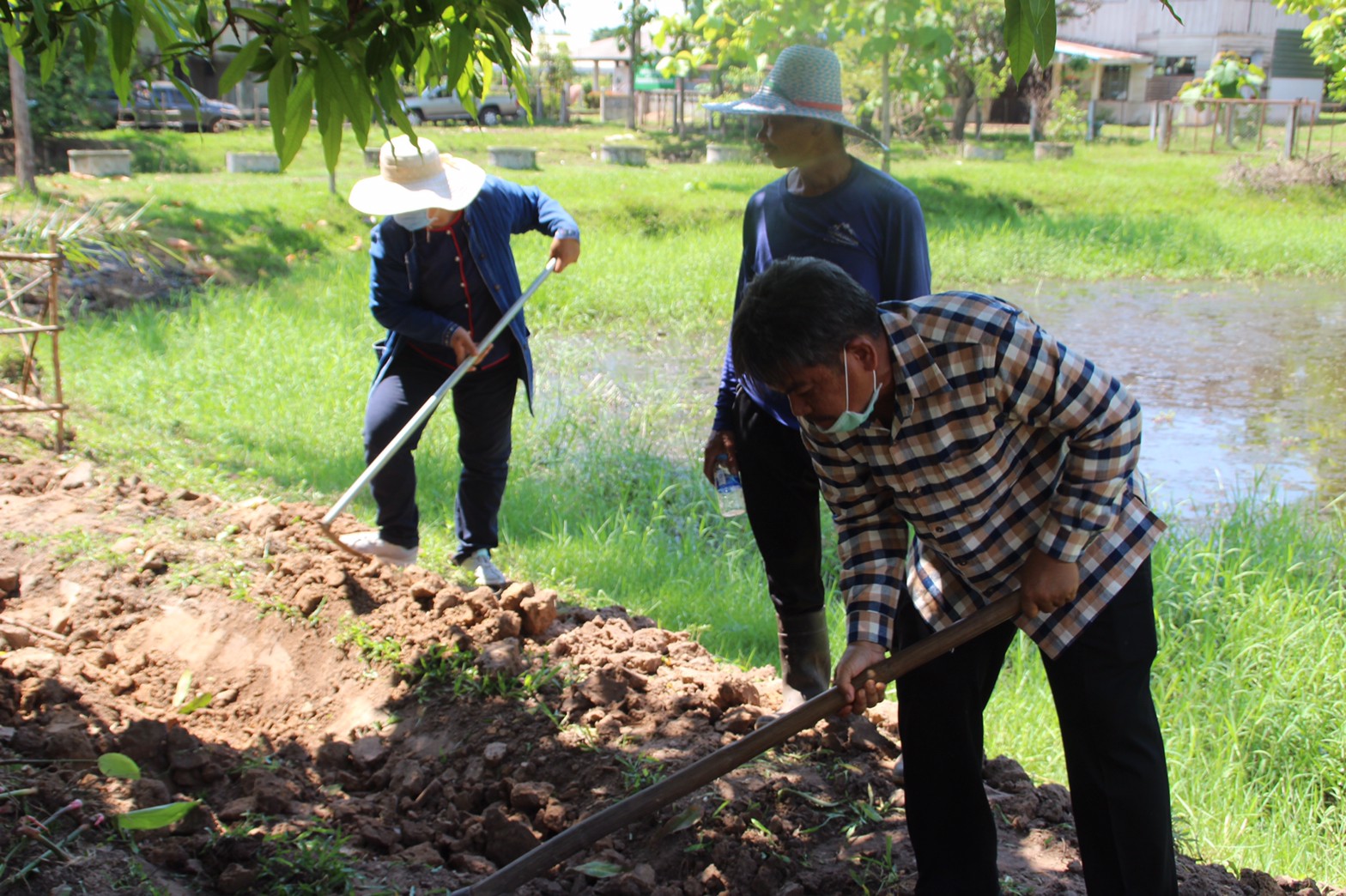 พช.สกลนคร : เอามื้อสามัคคี โคก หนอง นา โมเดล