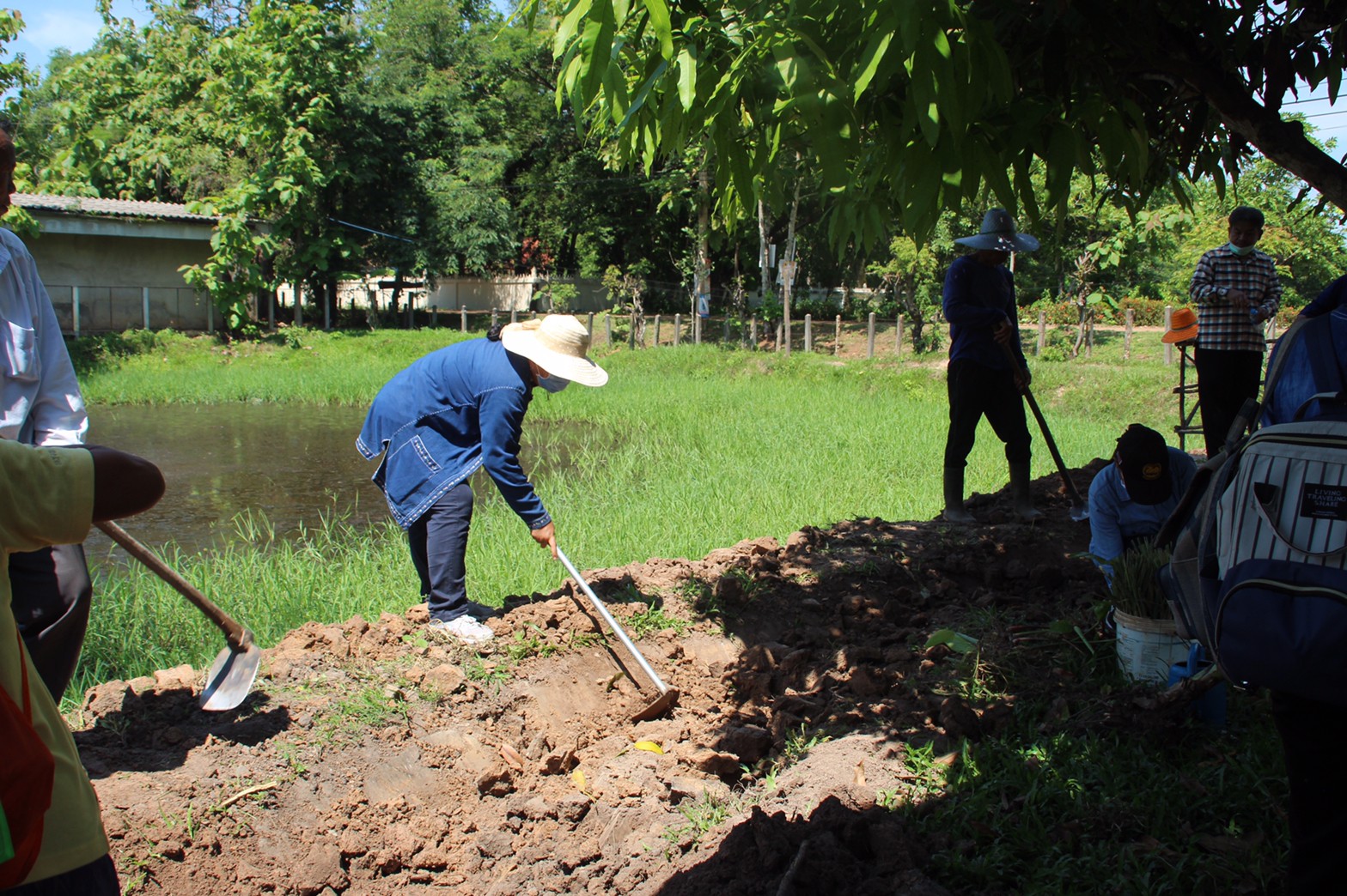 พช.สกลนคร : เอามื้อสามัคคี โคก หนอง นา โมเดล