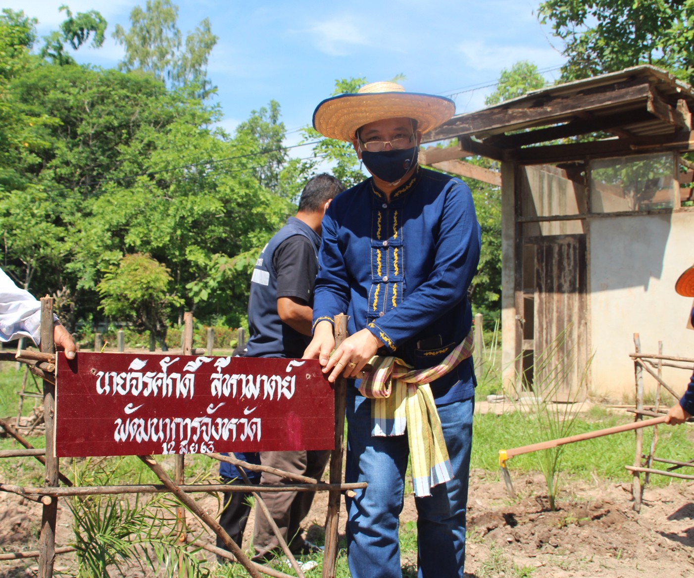 พช.สกลนคร : เอามื้อสามัคคี โคก หนอง นา โมเดล