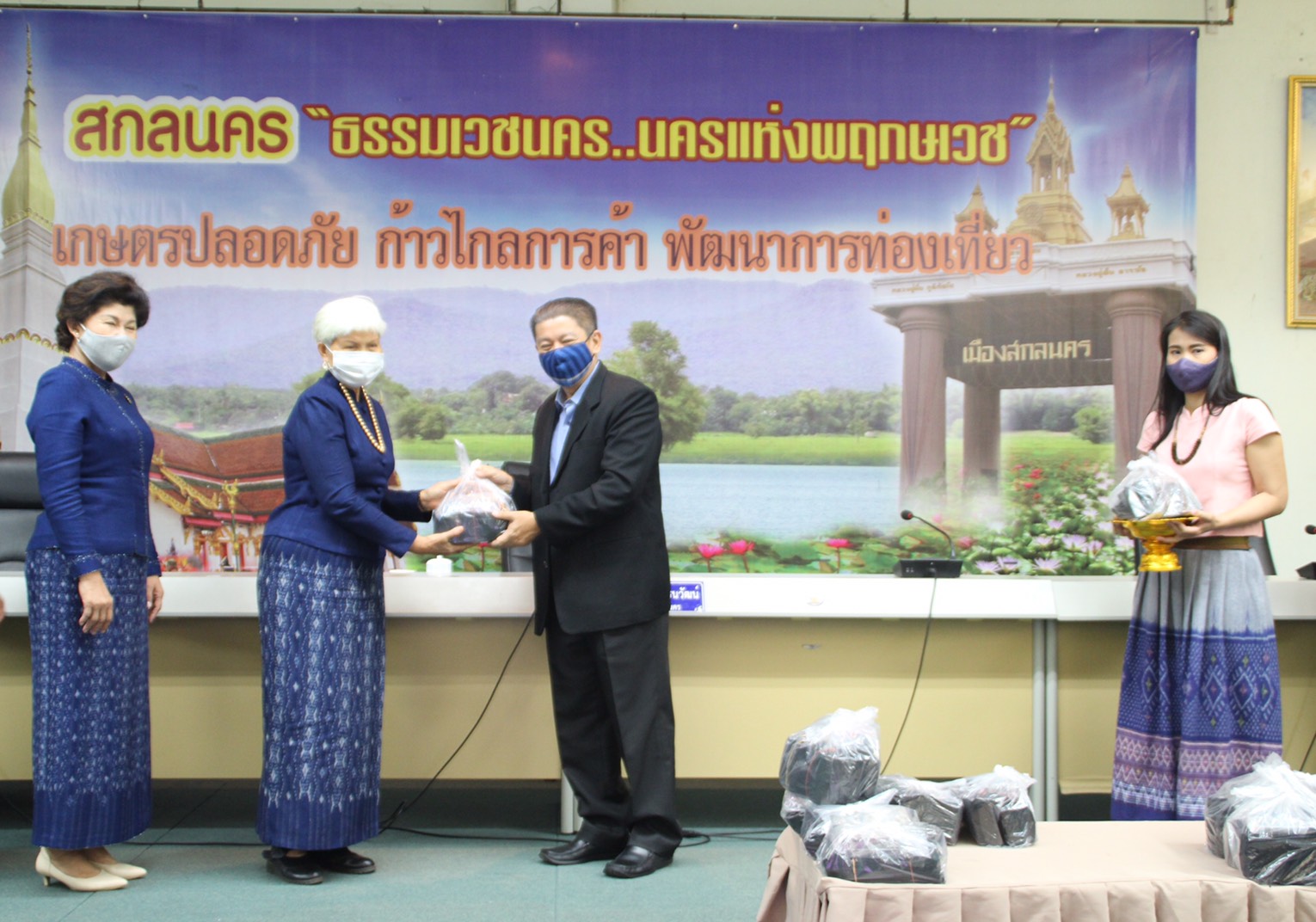 พช.สกลนคร ร่วมโครงการ “สตรีรวมใจ สู้ภัยโควิด ด้วยเศรษฐกิจพอเพียง”