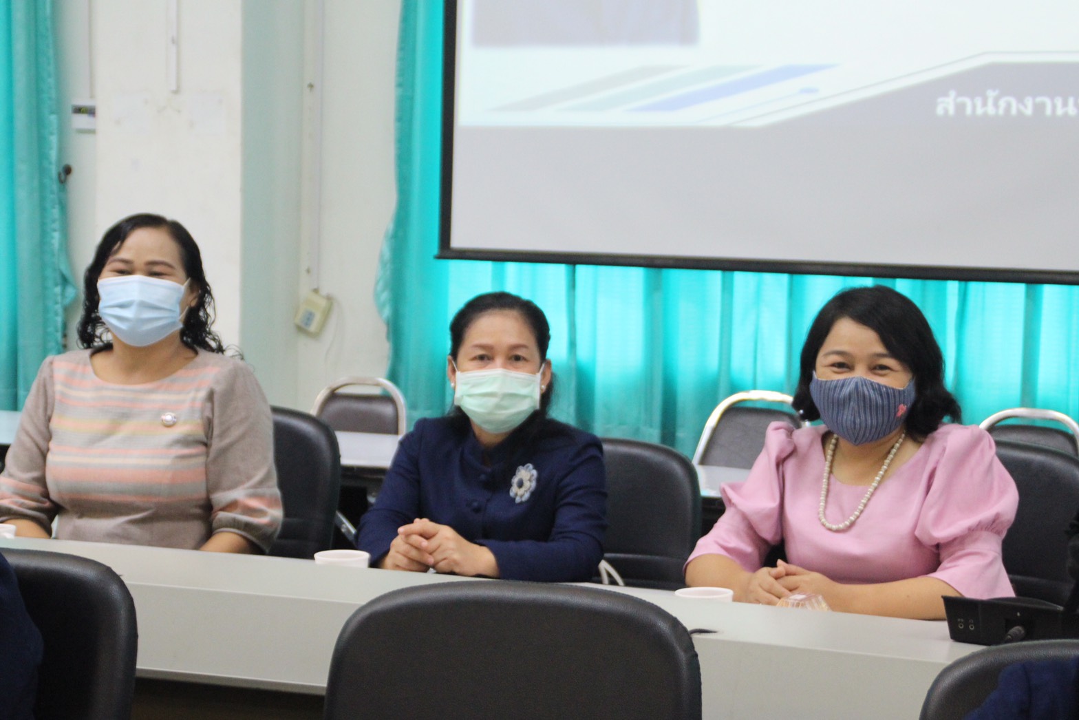 พช.สกลนคร ร่วมโครงการ “สตรีรวมใจ สู้ภัยโควิด ด้วยเศรษฐกิจพอเพียง”