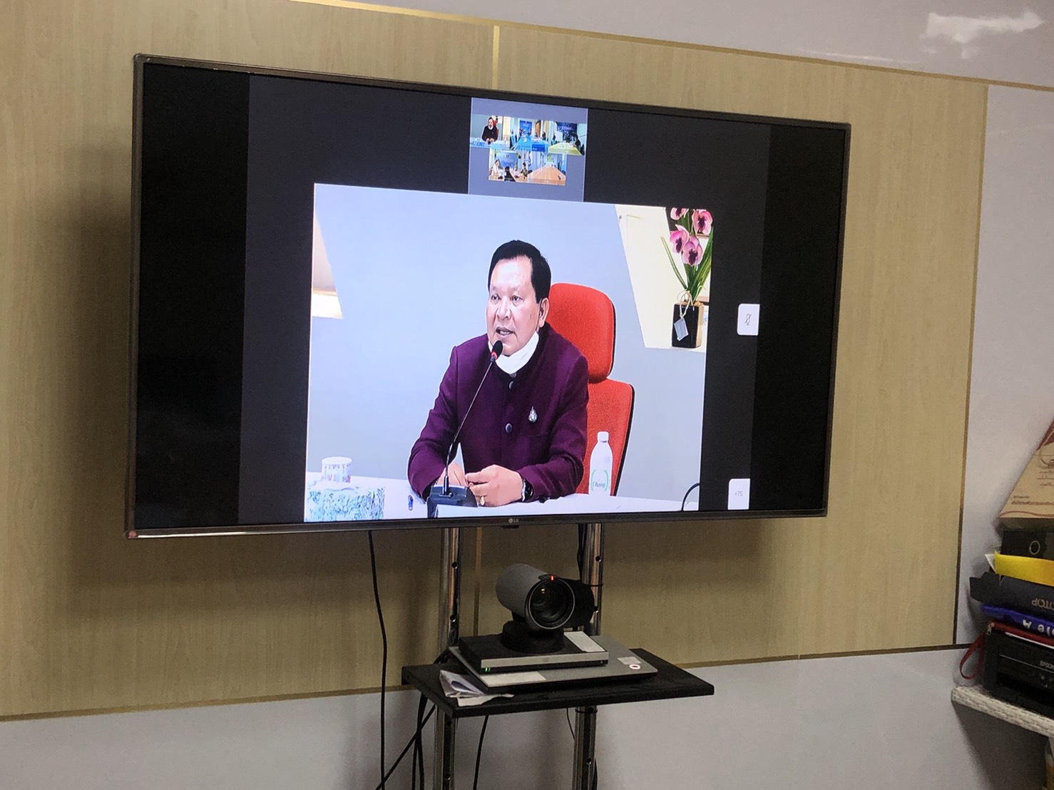 พช.สกลนคร ร่วมประชุมชี้แจงเร่งรัด กำกับ ติดตามการดำเนินงานกองทุนพัฒนาบทบาทสตรีครั้งที่ 6/2563