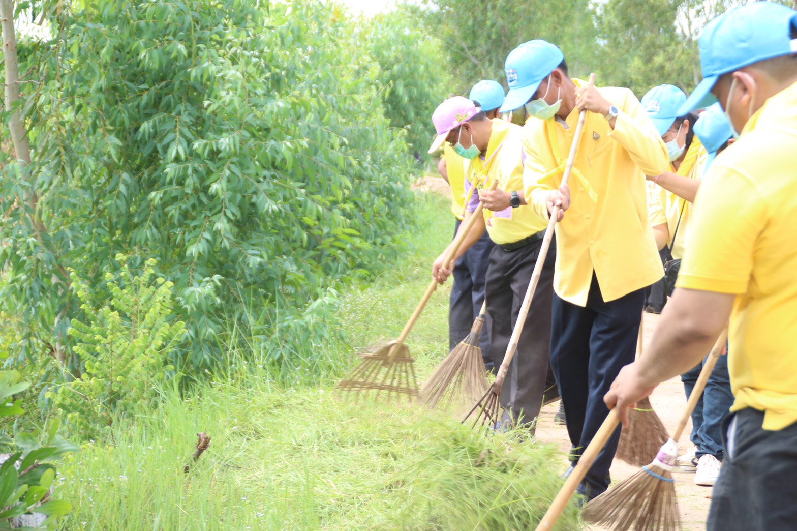 พช.สกลนคร ร่วมกิจกรรมจิตอาสาในพื้นที่โครงการฟาร์มตัวอย่างตามแนวพระราชดำริฯ