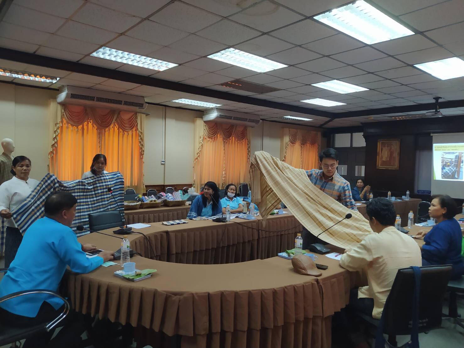 พช.สกลนคร จัดประชุมคณะทำงานขับเคลื่อนการพัฒนาเครือข่ายผ้าฝ้าย ผ้าขาวม้า จังหวัดสกลนคร