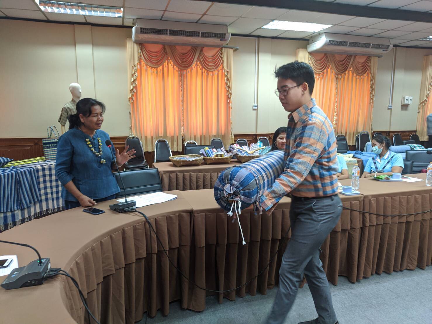 พช.สกลนคร จัดประชุมคณะทำงานขับเคลื่อนการพัฒนาเครือข่ายผ้าฝ้าย ผ้าขาวม้า จังหวัดสกลนคร