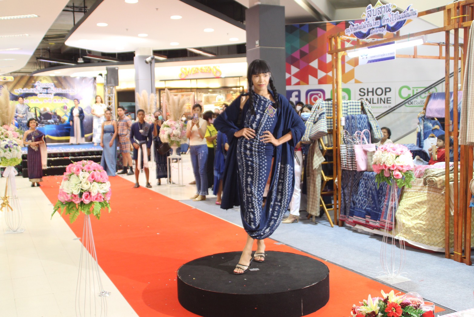 พช.สกลนคร จัดโครงการ “สืบสาน อนุรักษ์ศิลป์ผ้าถิ่นไทย ดำรงไว้ในแผ่นดิน”