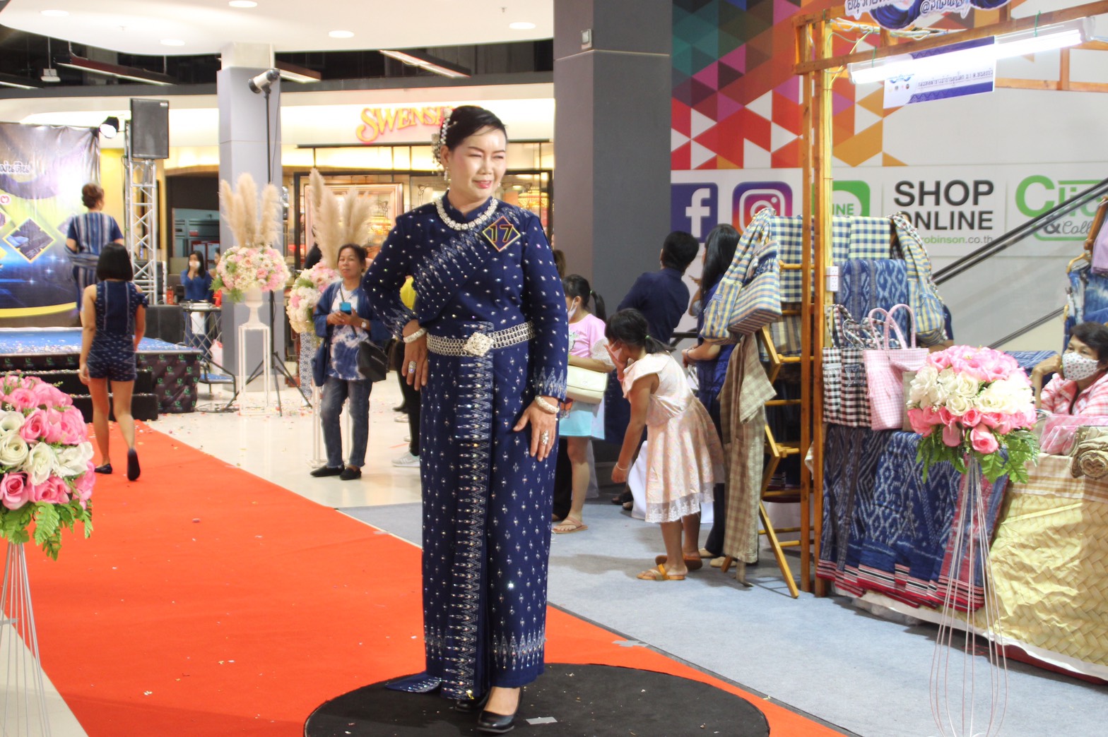 พช.สกลนคร จัดโครงการ “สืบสาน อนุรักษ์ศิลป์ผ้าถิ่นไทย ดำรงไว้ในแผ่นดิน”