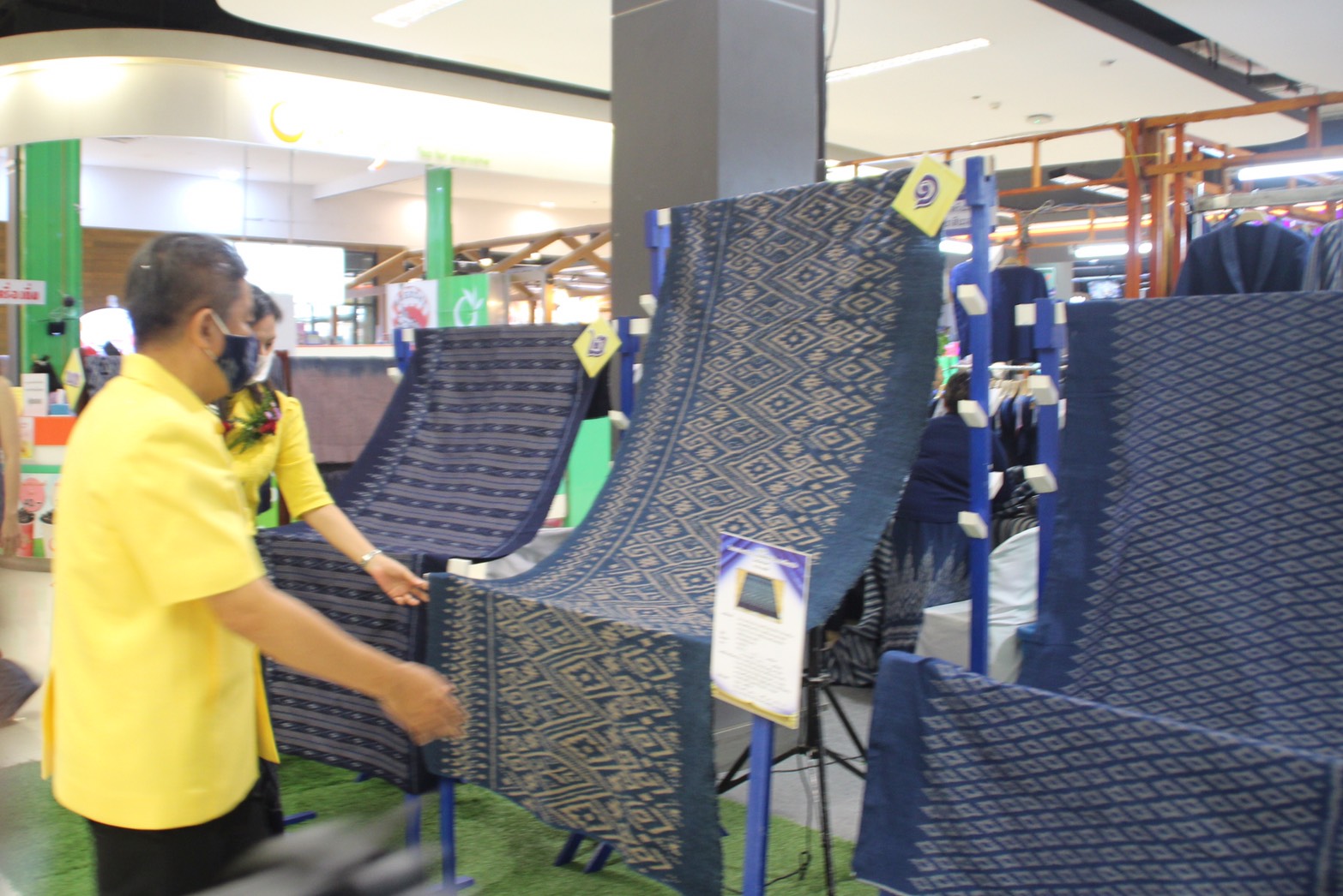 พช.สกลนคร จัดโครงการ “สืบสาน อนุรักษ์ศิลป์ผ้าถิ่นไทย ดำรงไว้ในแผ่นดิน”