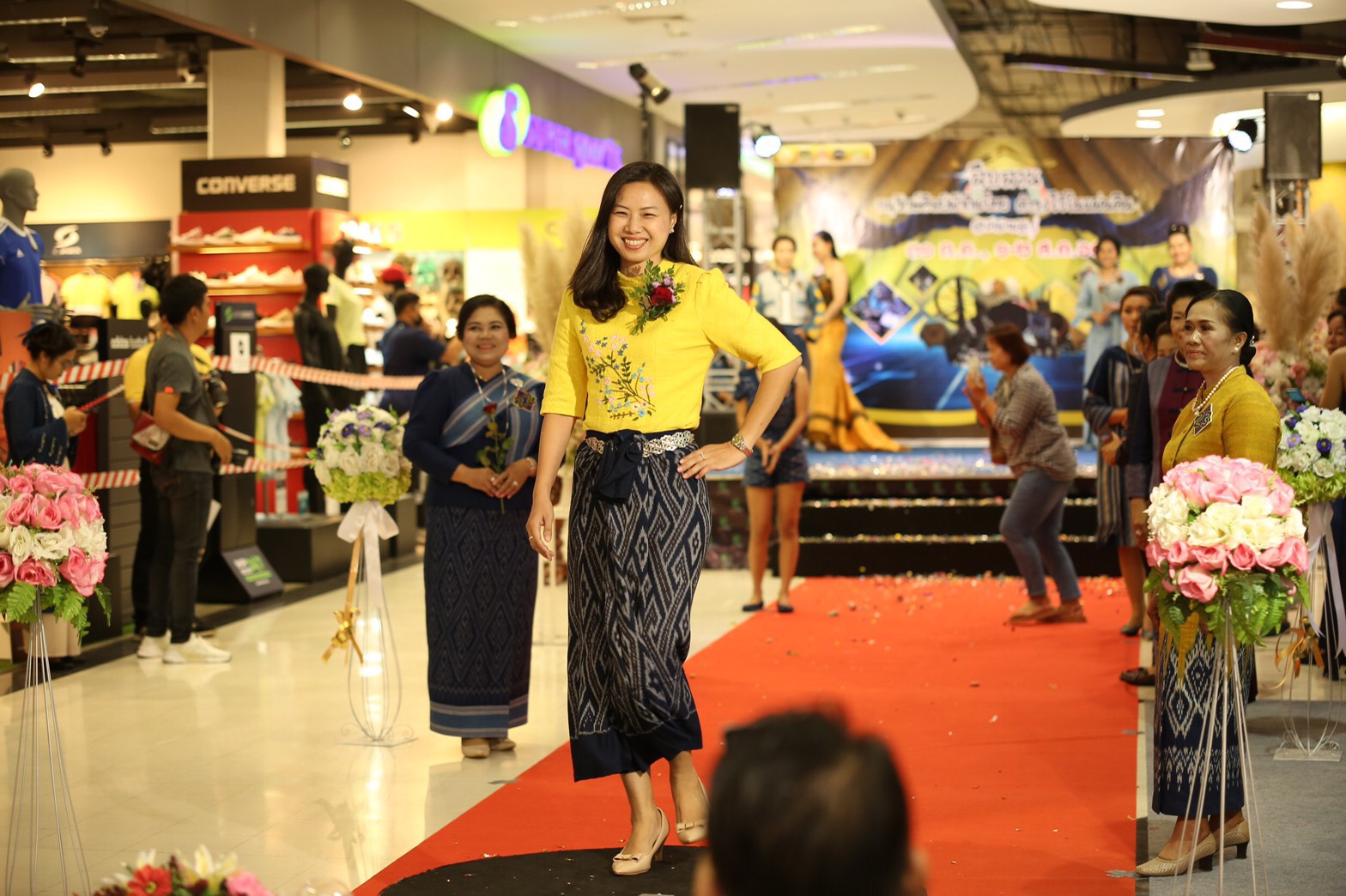พช.สกลนคร จัดโครงการ “สืบสาน อนุรักษ์ศิลป์ผ้าถิ่นไทย ดำรงไว้ในแผ่นดิน”