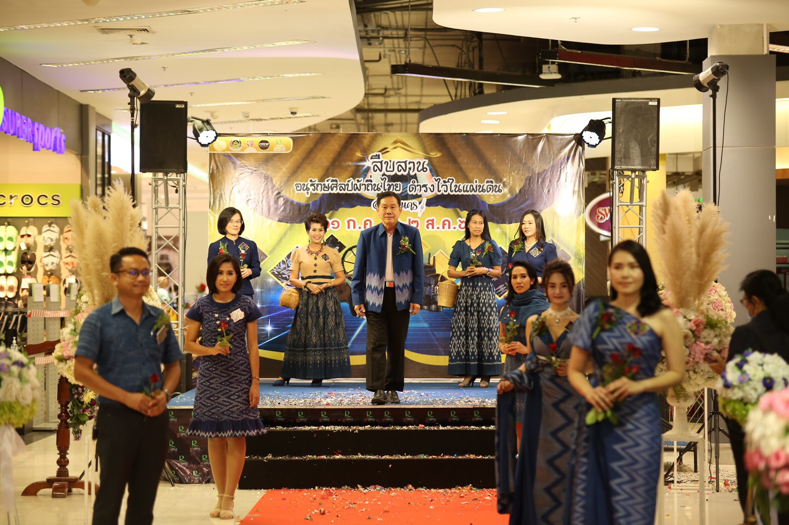 พช.สกลนคร จัดโครงการ “สืบสาน อนุรักษ์ศิลป์ผ้าถิ่นไทย ดำรงไว้ในแผ่นดิน”