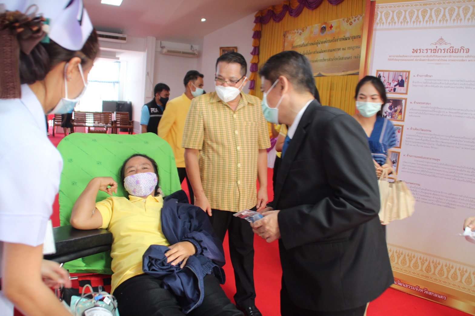 “พช.สกลนคร นำข้าราชการ พนักงาน ลูกจ้างสังกัดกรมการพัฒนาชุมชน ผู้นำชุมชน หน่วยงานภาคี บริจาคโลหิตเพื่อเฉลิมพระเกียรติ เนื่องในโอกาสวันเฉลิมพระชนมพรรษา 28 กรกฎาคม 2563”