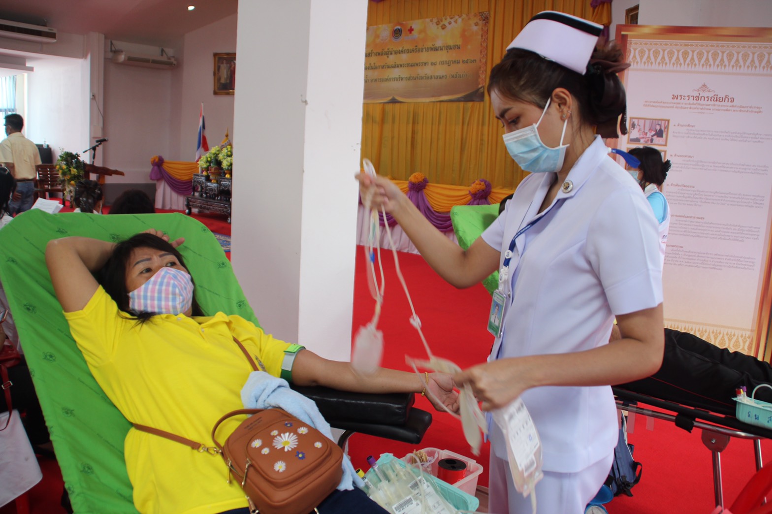“พช.สกลนคร นำข้าราชการ พนักงาน ลูกจ้างสังกัดกรมการพัฒนาชุมชน ผู้นำชุมชน หน่วยงานภาคี บริจาคโลหิตเพื่อเฉลิมพระเกียรติ เนื่องในโอกาสวันเฉลิมพระชนมพรรษา 28 กรกฎาคม 2563”