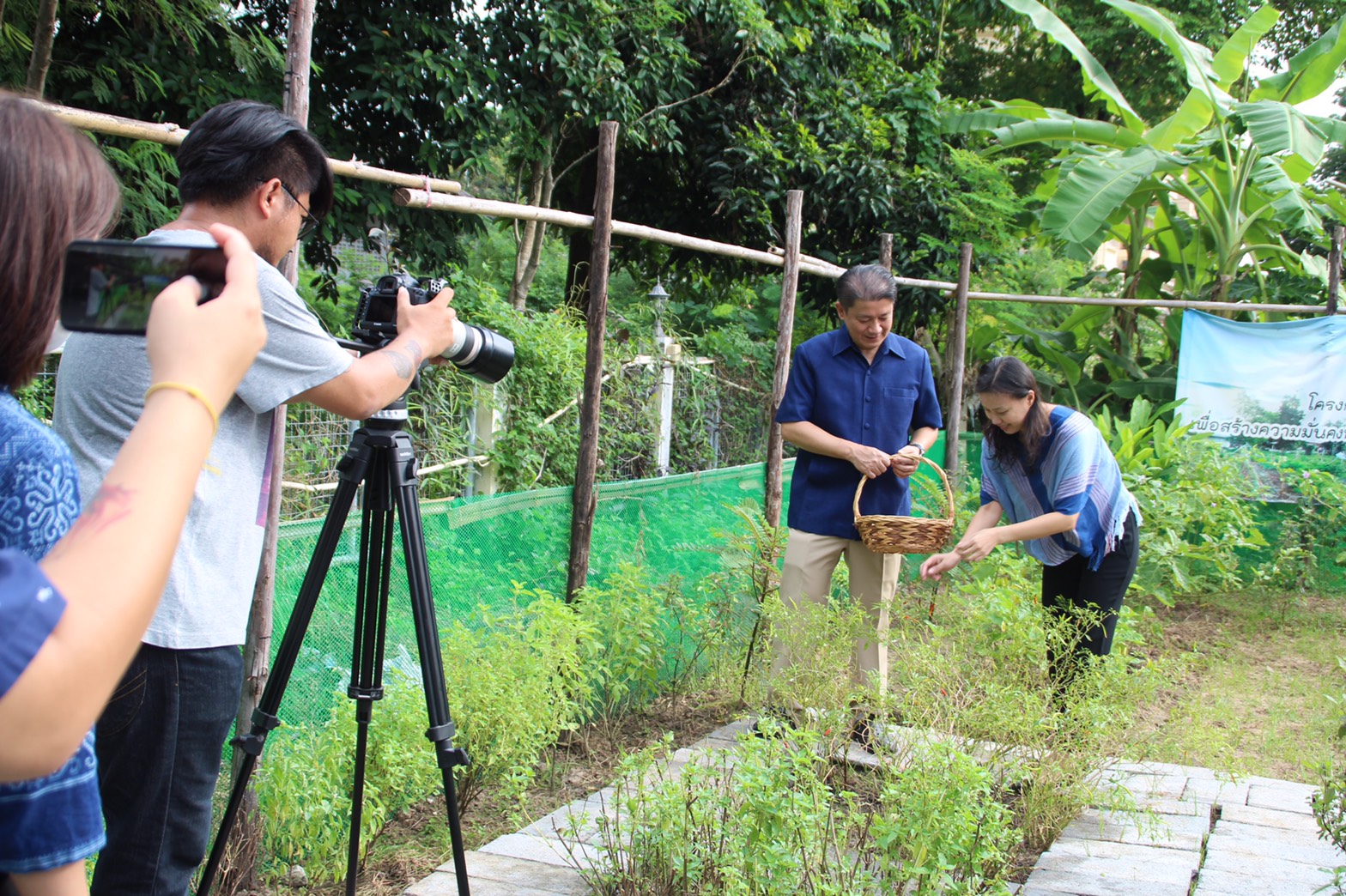 ผู้ว่าราชการจังหวัดสกลนคร ร่วมถ่ายทำรายการสารคดี ชุด กินใช้ เที่ยวในไทย ไปกับ พช.