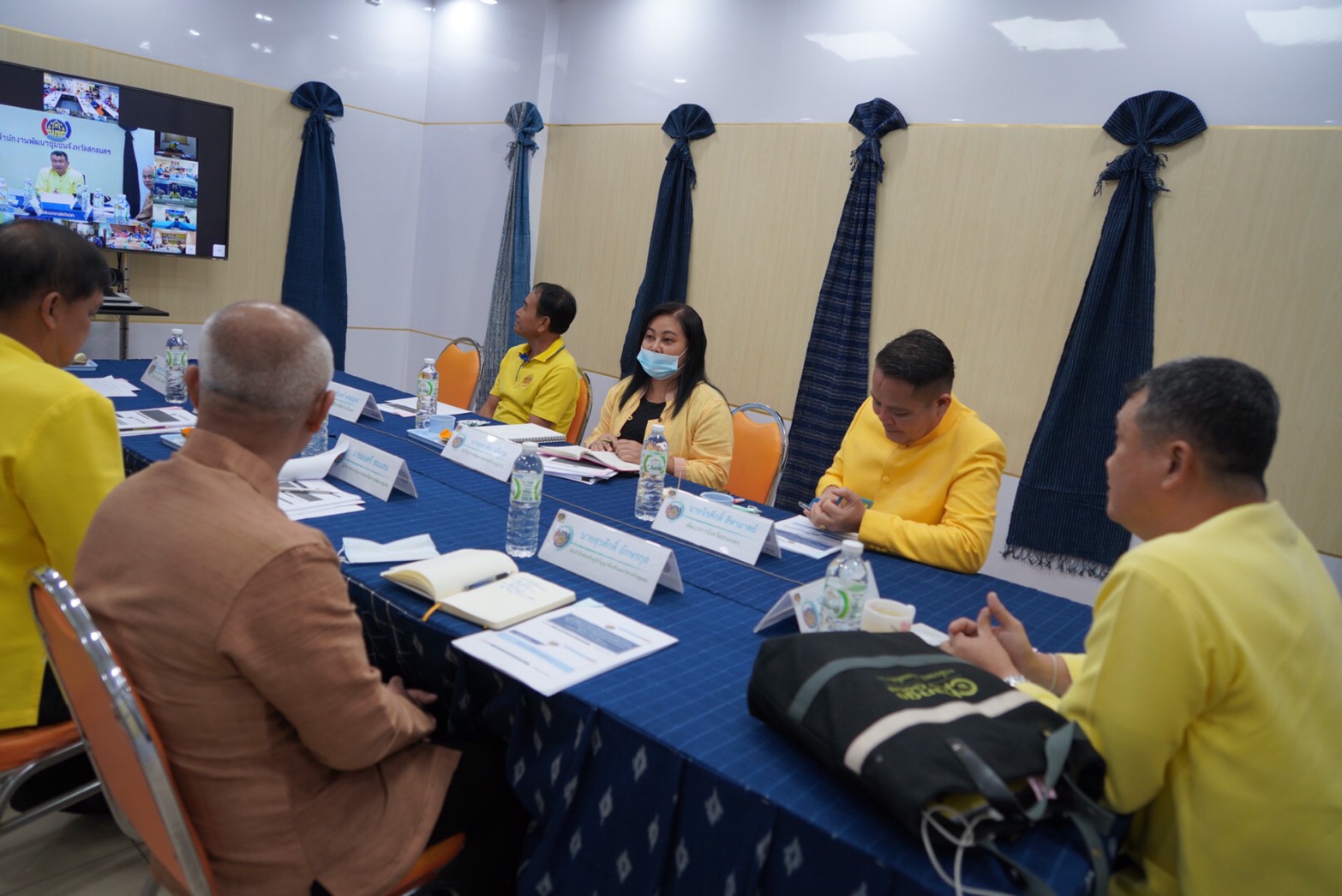พช.สกลนคร ร่วมประชุมสรุปบทเรียนและเตรียมความพร้อมการดำเนินงานโครงการขับเคลื่อนพื้นที่ต้นแบบการพัฒนาคุณภาพชีวิตตามหลักทฤษฎีใหม่ ประยุกต์สู่ “โคก หนอง นา โมเดล”