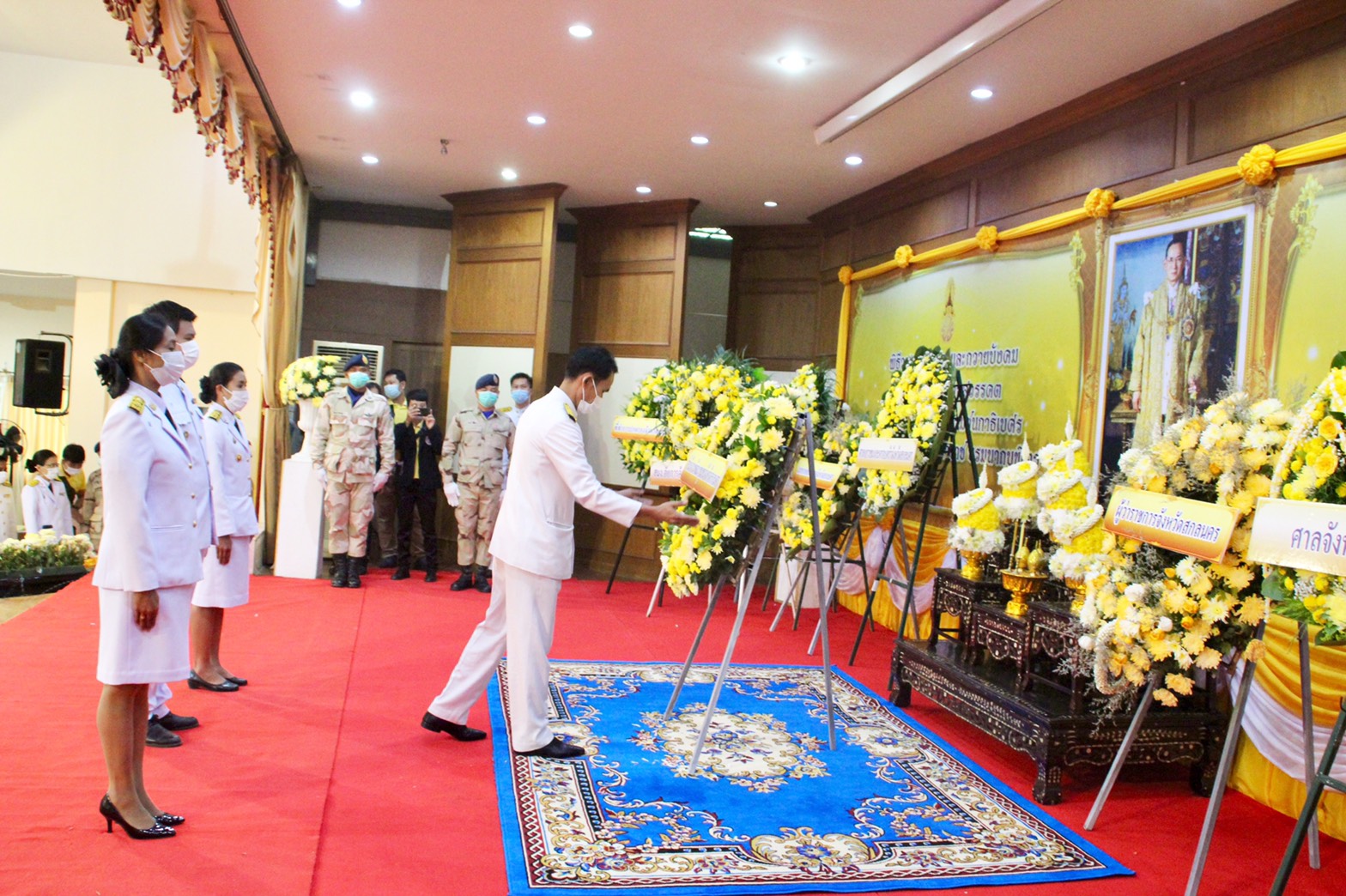 พช.สกลนคร ร่วมพิธีบำเพ็ญกุศลและพิธีน้อมรำลึกเนื่องในวันคล้ายวันสวรรคตพระบาทสมเด็จพระบรมชนกาธิเบศร มหาภูมิพลอดุลยเดชมหาราช บรมนาถบพิตร