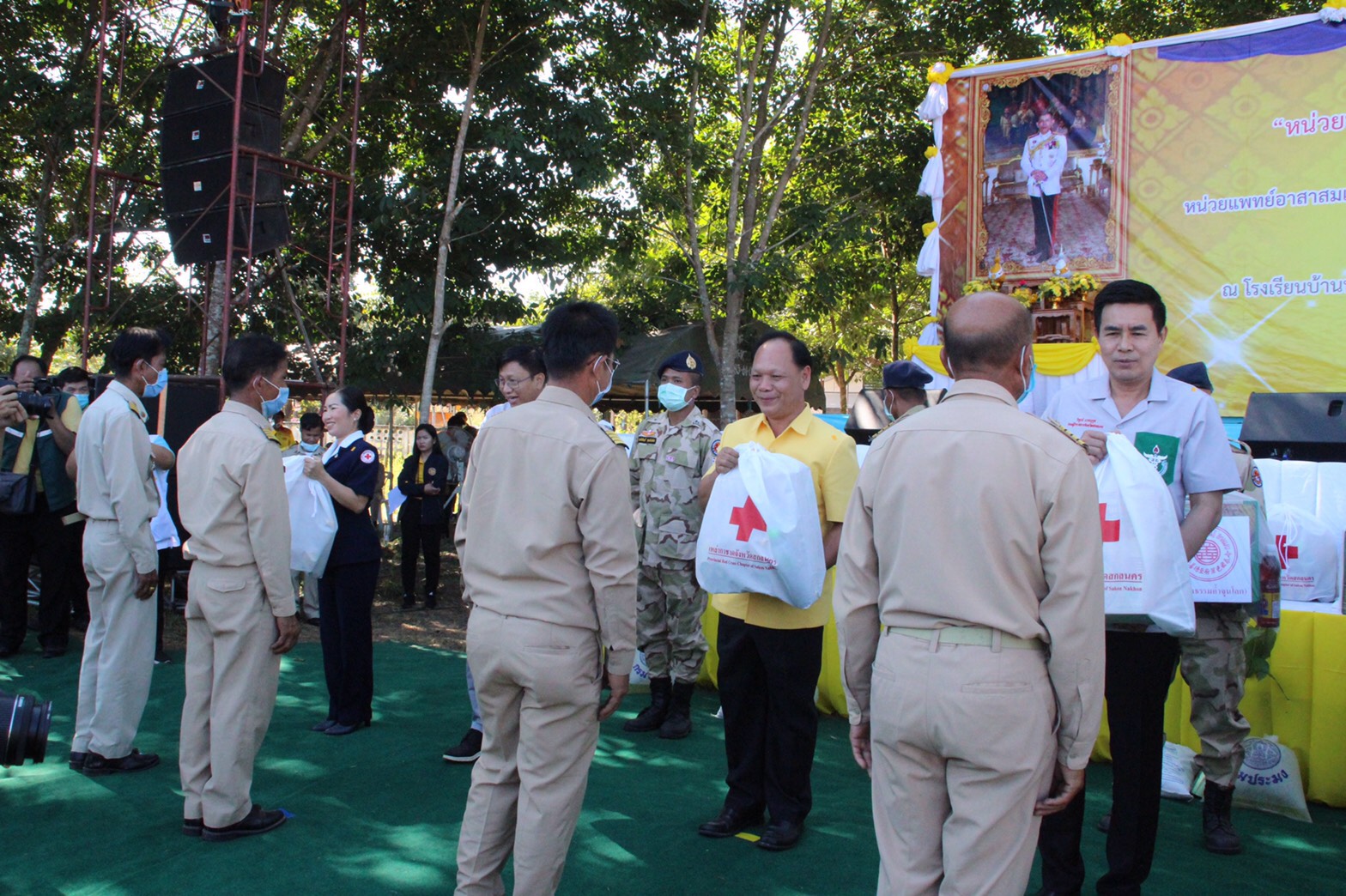 พช.สกลนคร ร่วมกิจกรรม “หน่วยบำบัดทุกข์ บำรุงสุข สร้างรอยยิ้มให้ประชาชน”