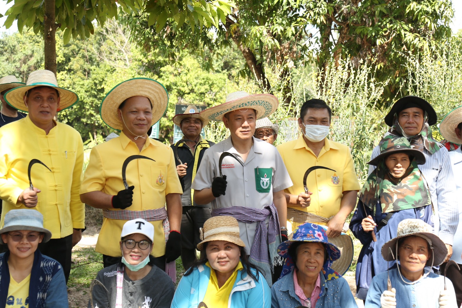 ผู้ว่าฯ สกล ลงแขกเกี่ยวข้าว “โคก หนอง นา โมเดล”