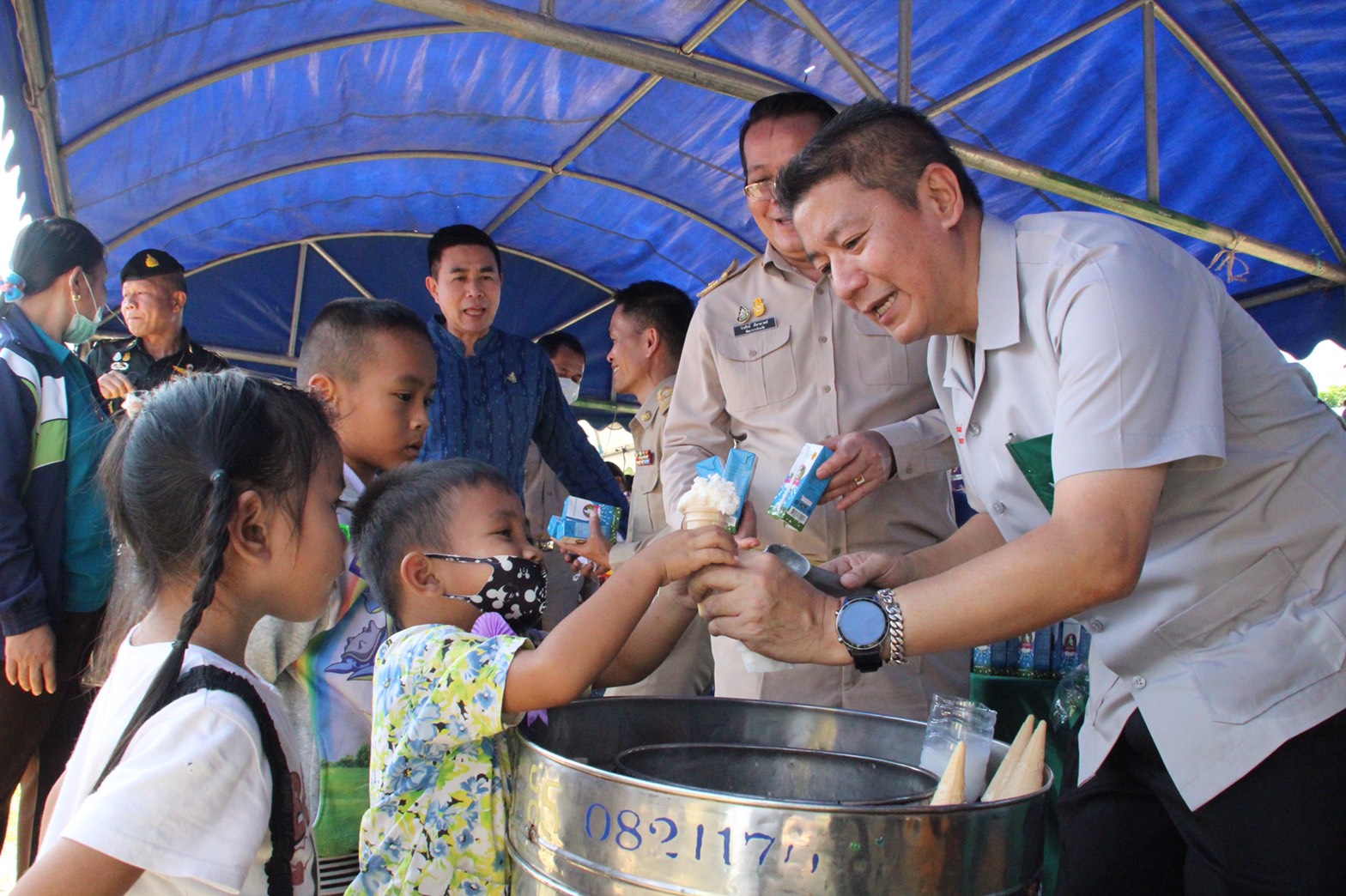 พช.สกลนคร ร่วมกิจกรรม “หน่วยบำบัดทุกข์ บำรุงสุข สร้างรอยยิ้มให้ประชาชน”
