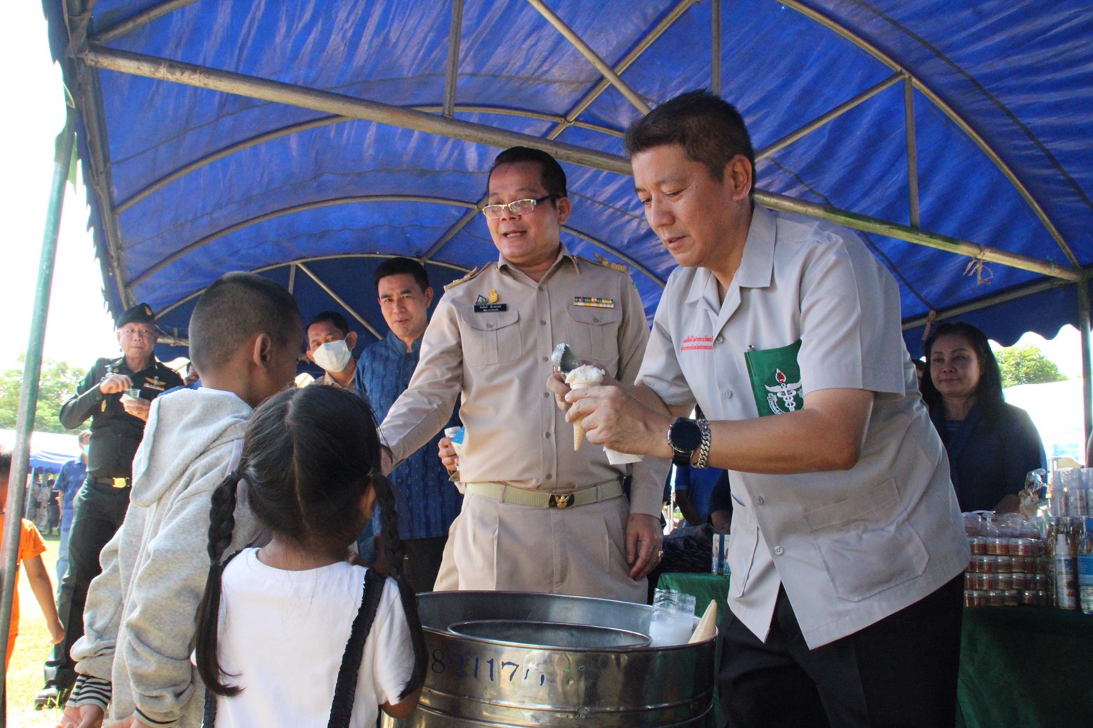 พช.สกลนคร ร่วมกิจกรรม “หน่วยบำบัดทุกข์ บำรุงสุข สร้างรอยยิ้มให้ประชาชน”