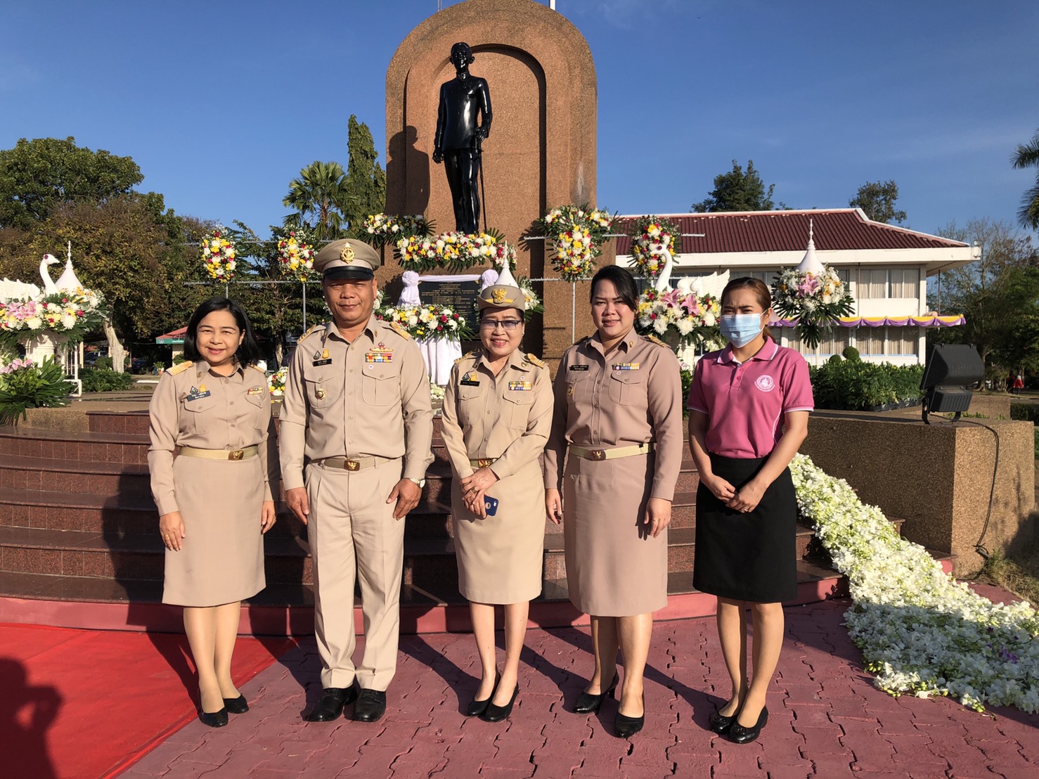 พช.สกลนคร ร่วมพิธีวางพวงมาลัยอนุสาวรีย์พระศรีสกุลวงศ์