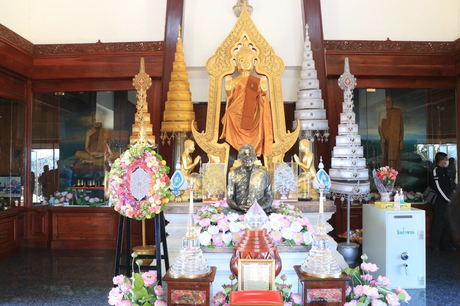 “พช.สกลนคร ร่วมเชิญพวงดอกไม้พระราชทาน”