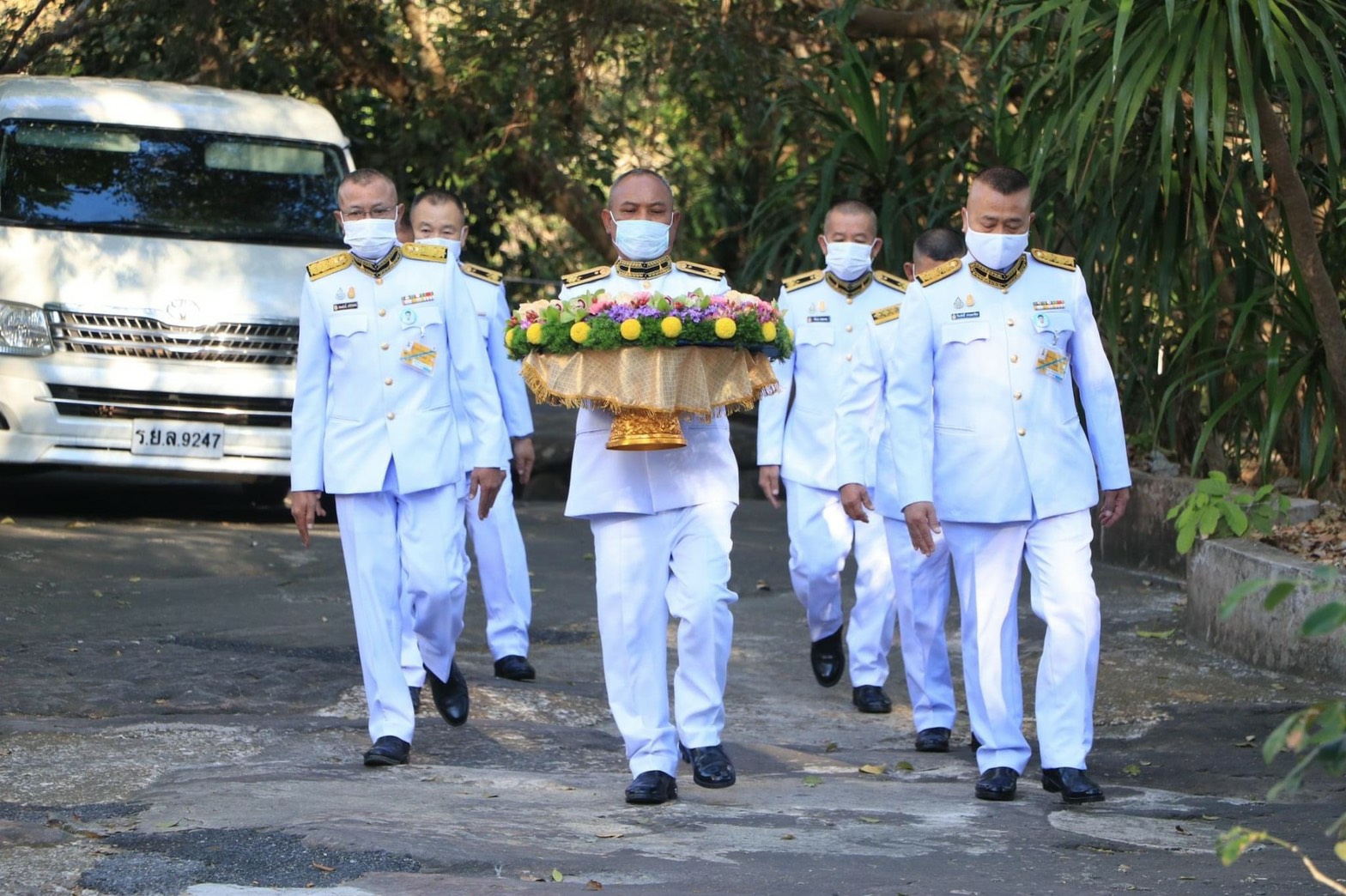 “พช.สกลนคร ร่วมเชิญพวงดอกไม้พระราชทาน”