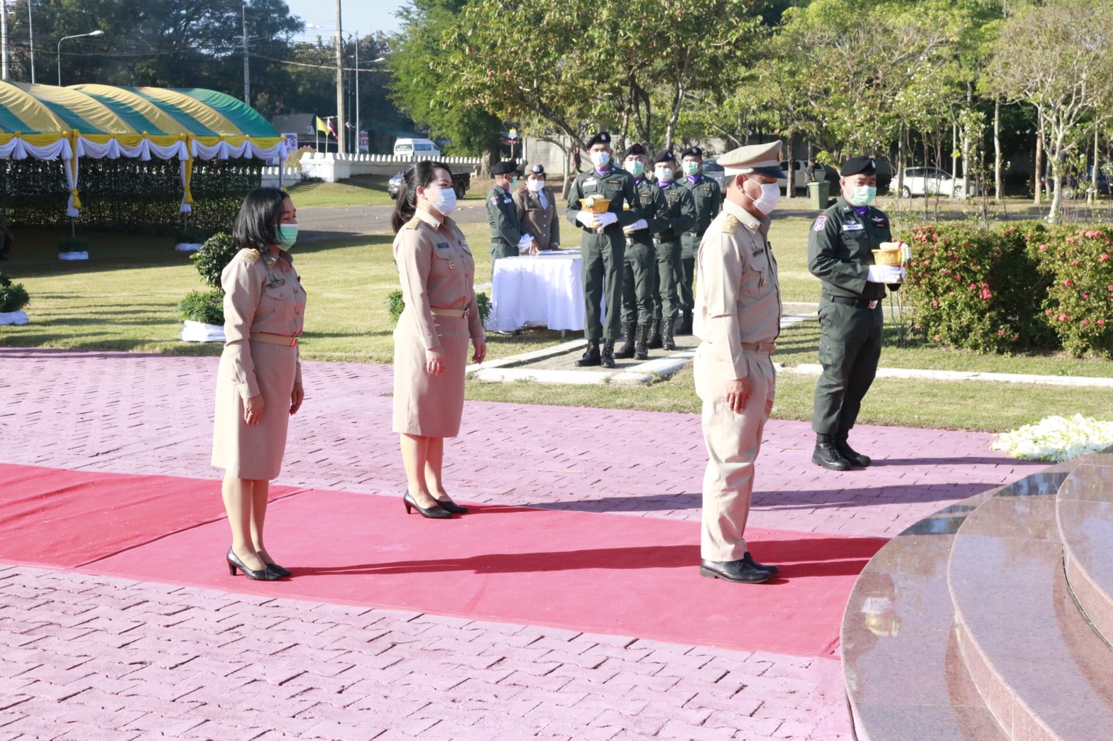 พช.สกลนคร ร่วมพิธีวางพวงมาลัยอนุสาวรีย์พระศรีสกุลวงศ์