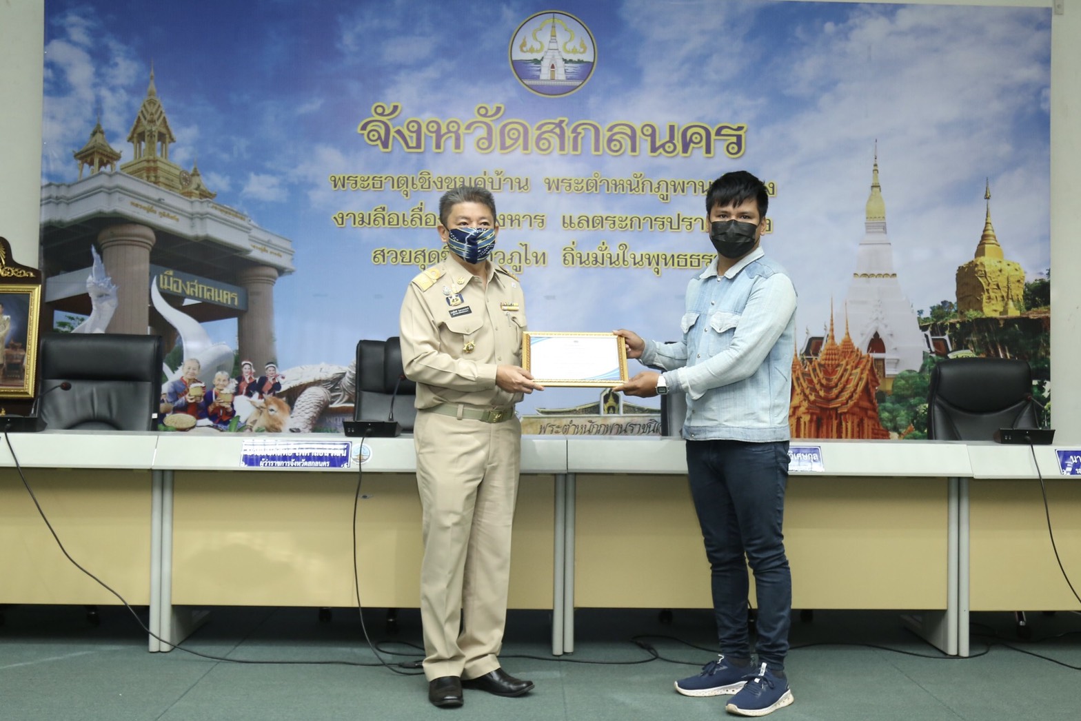 พช.สกลนคร เชิดชูเกียรตินักออกแบบรุ่นใหม่ (CDD Young Designer Contest)