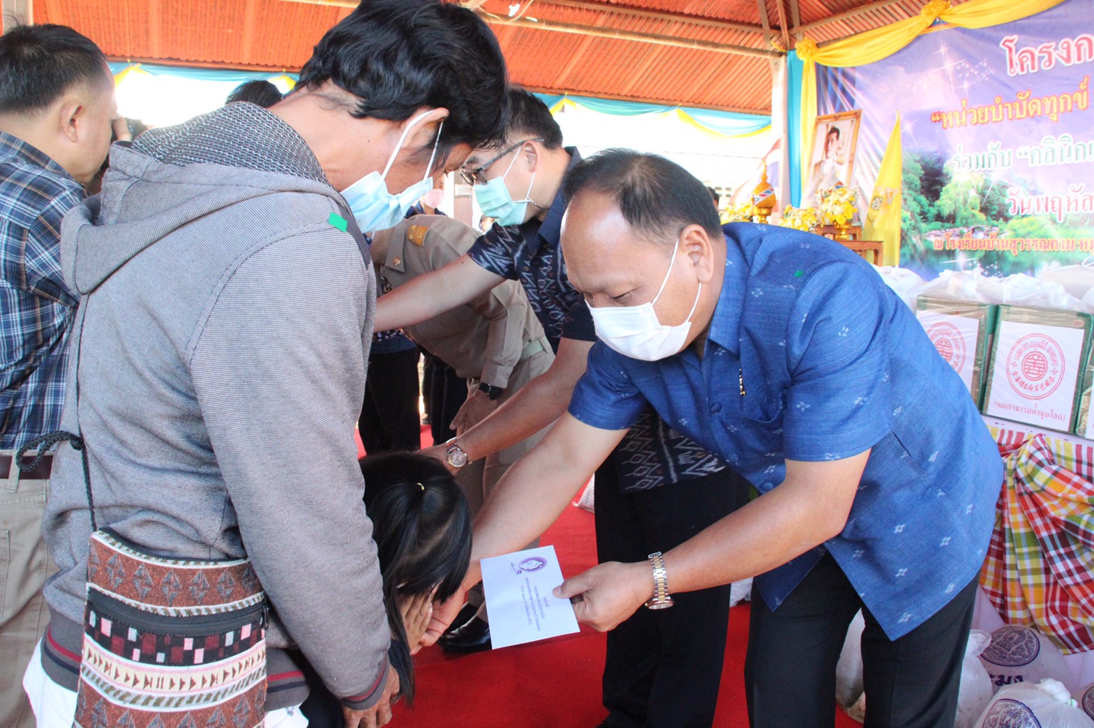 พช.สกลนคร ร่วมกิจกรรม “หน่วยบำบัดทุกข์ บำรุงสุข สร้างรอยยิ้มให้ประชาชน”