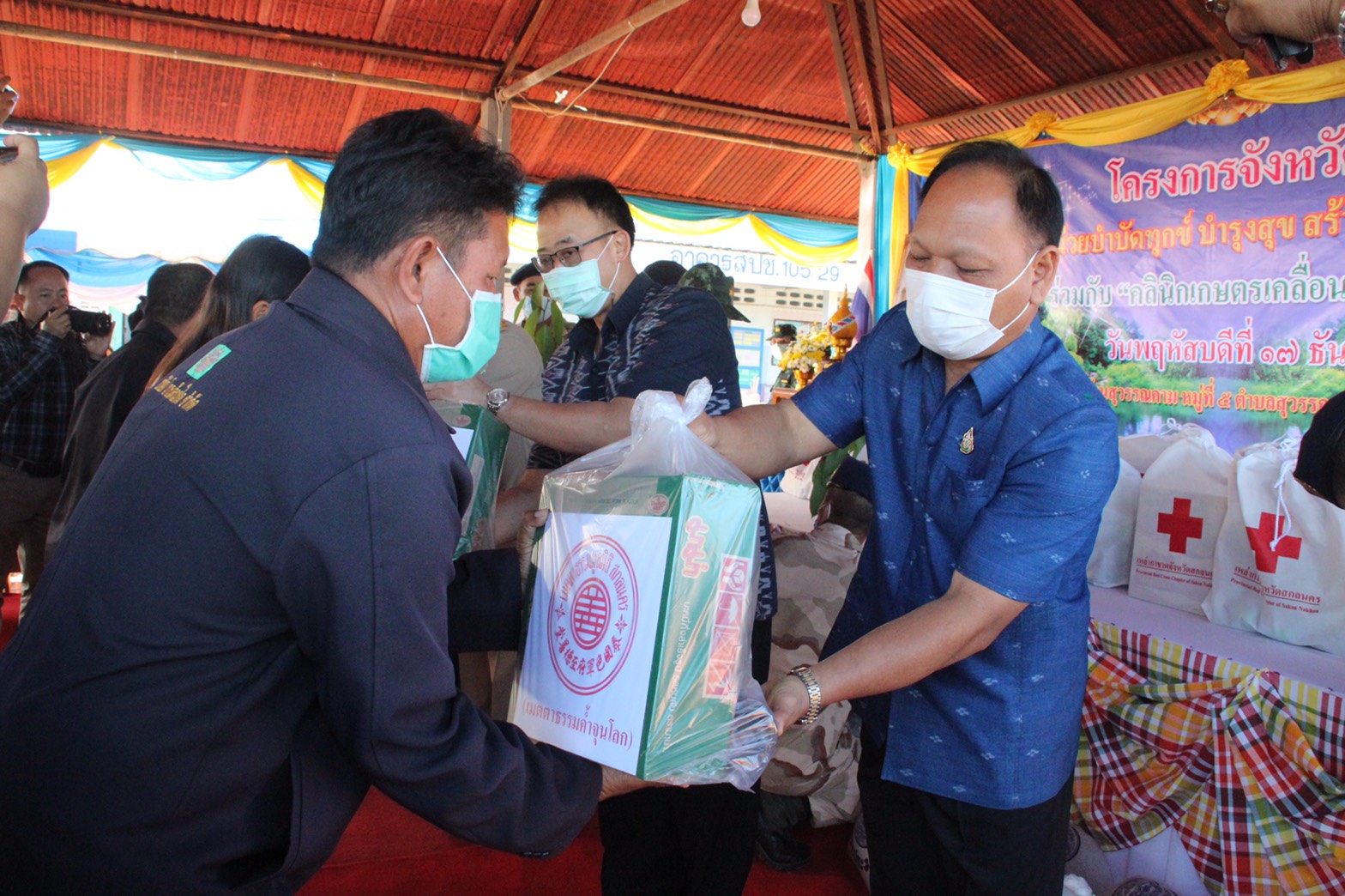 พช.สกลนคร ร่วมกิจกรรม “หน่วยบำบัดทุกข์ บำรุงสุข สร้างรอยยิ้มให้ประชาชน”